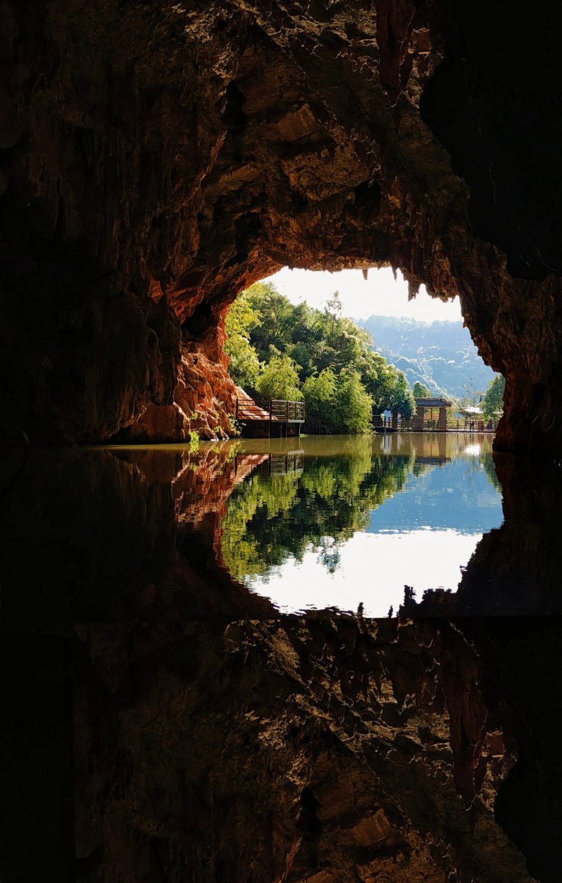 富民宝石洞 没有人会喜欢怪物,怪物也不会轻易喜欢人,所以怪物住在