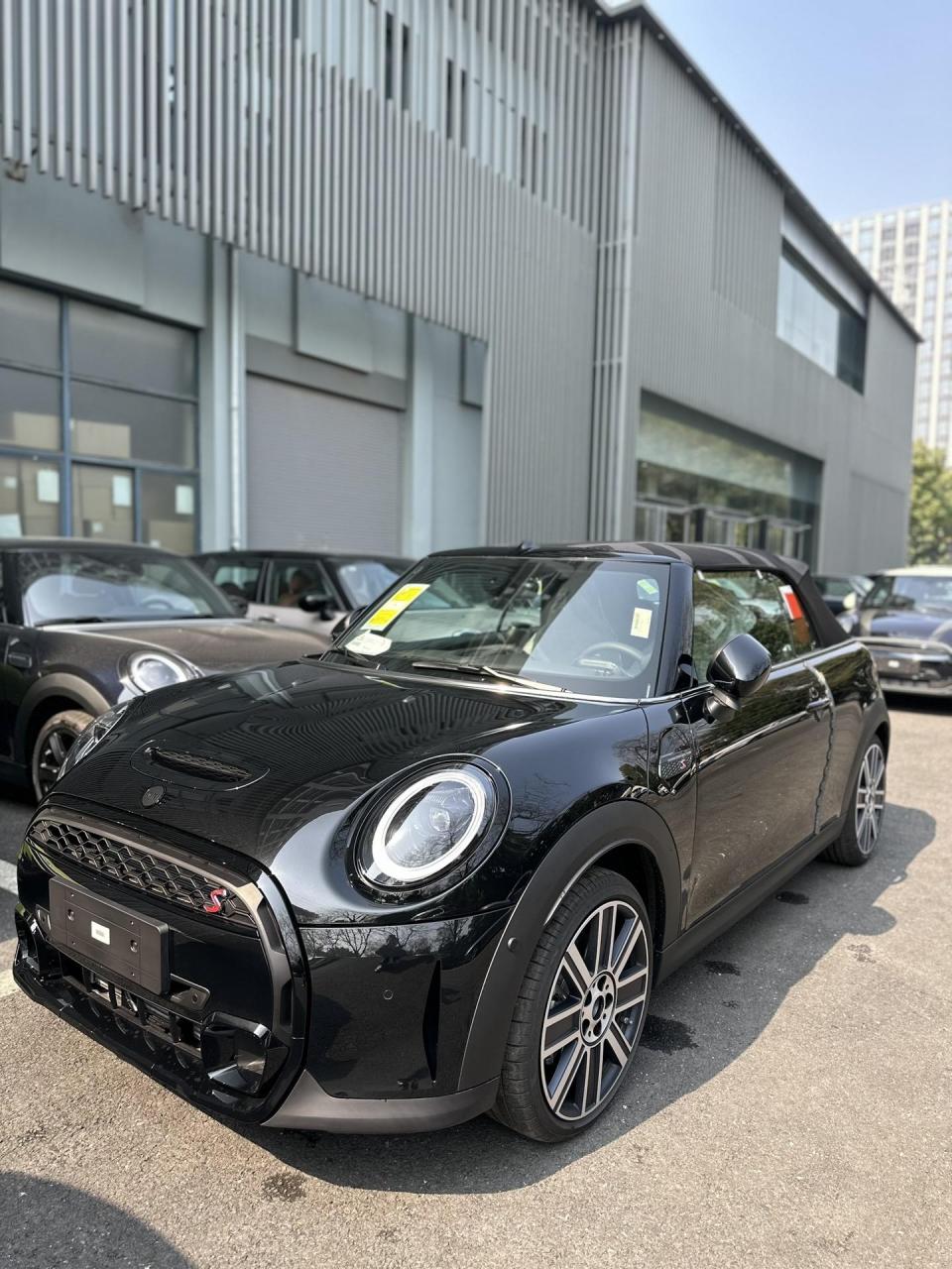 来了 你们喜欢的黑武士 mini敞篷.打开敞篷更加帅气