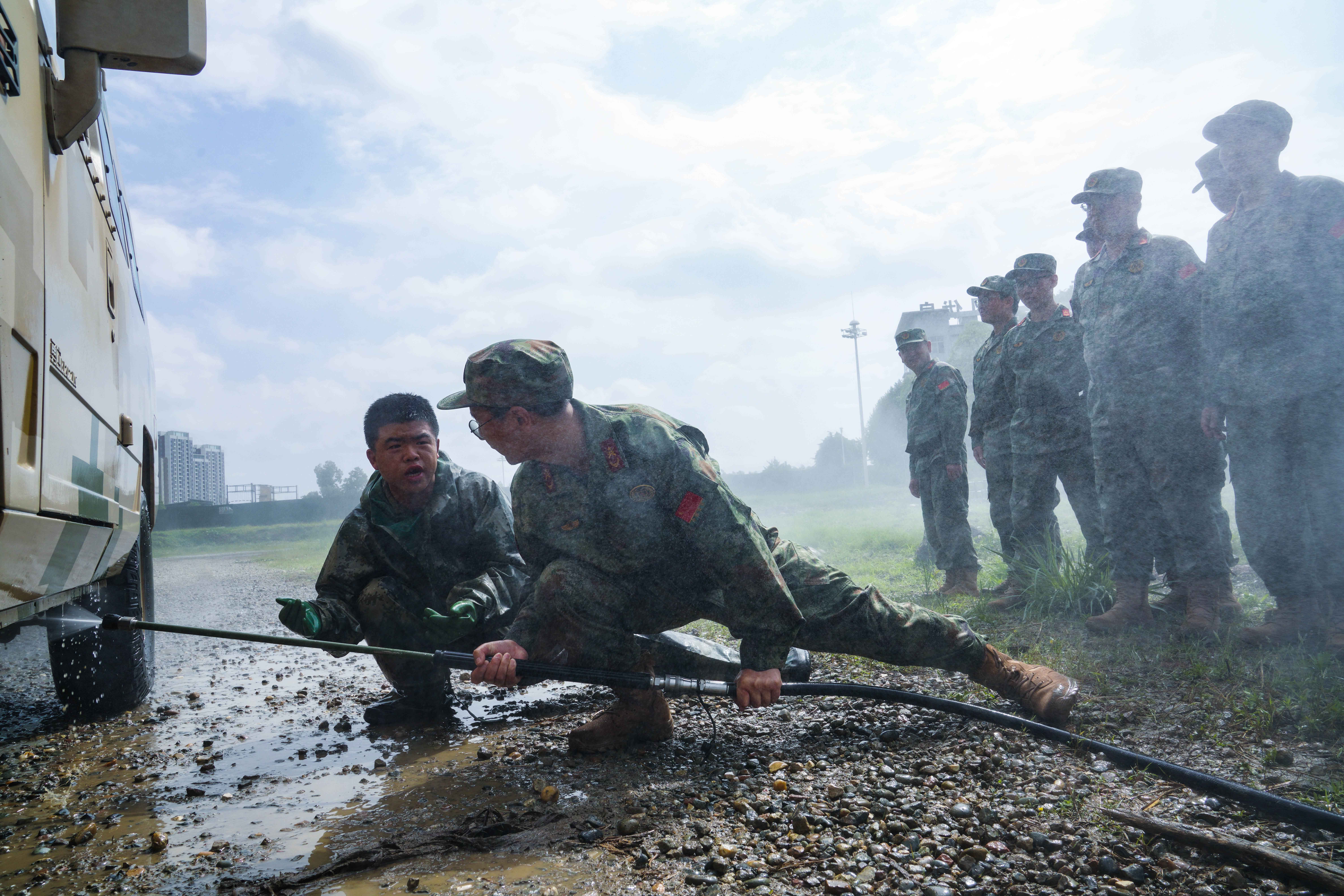 场】连日来,陆军驻疆某部受领承接驻地武警,民兵部队军事技能培训任务