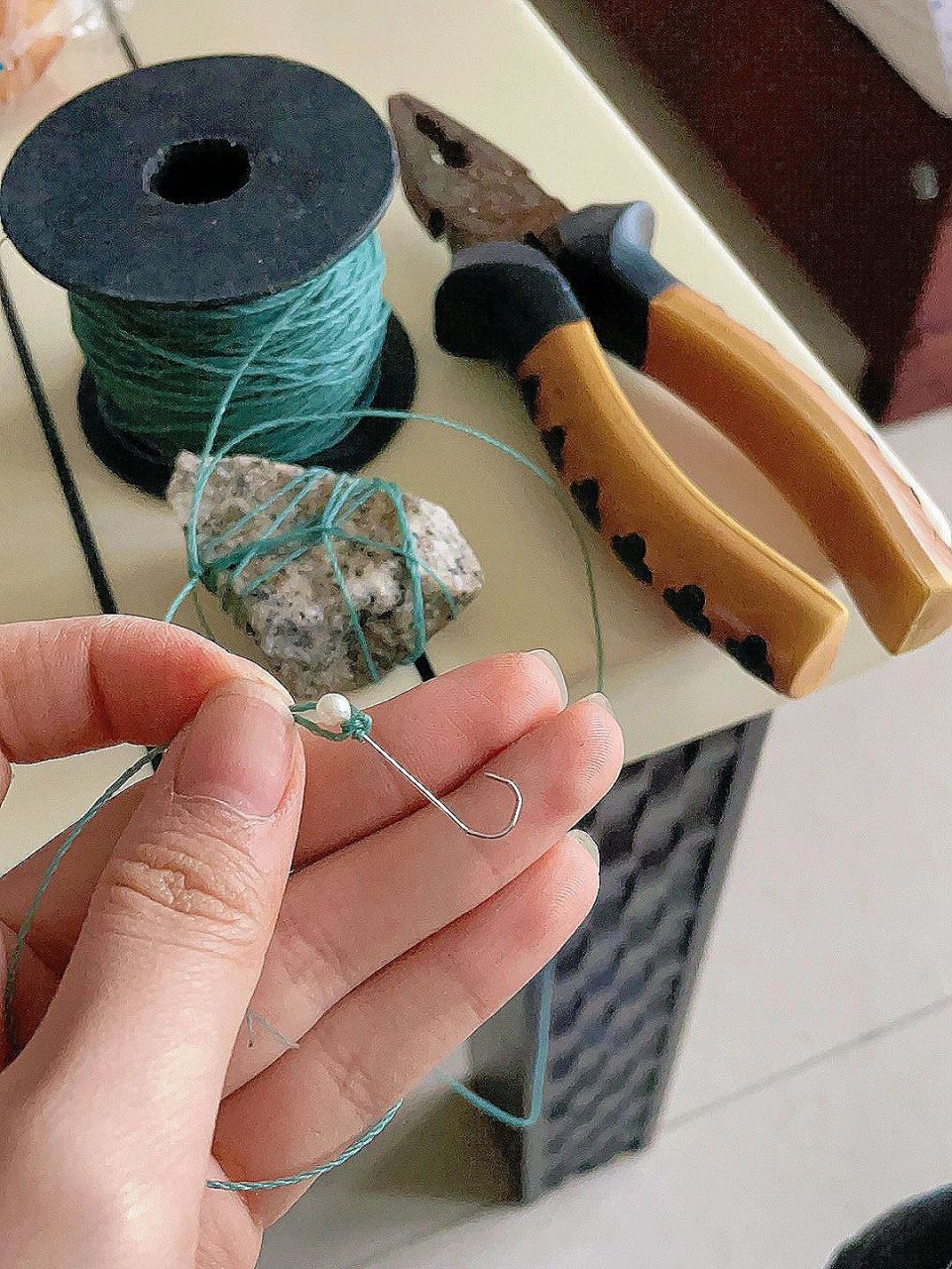 没想到用大头针自制的鱼钩也能钓到鱼 首先准备一根大头针01 用钳子