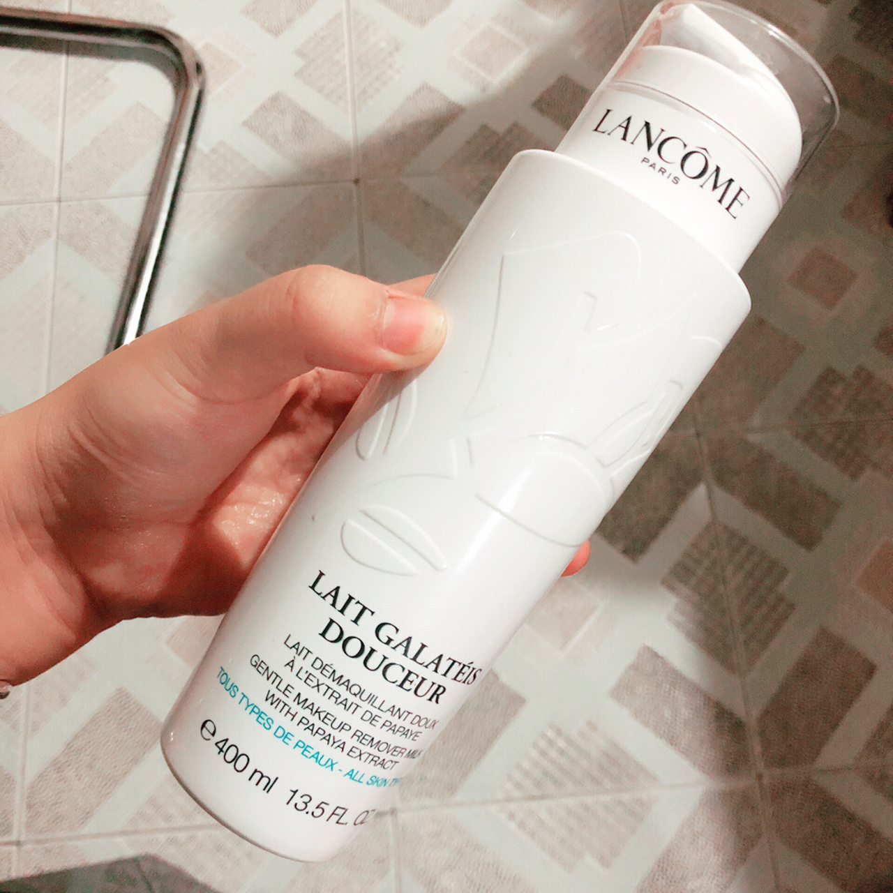 兰蔻卸妆乳～ 这已经是我使用的第二瓶了. 特别的温和,无黏腻感.