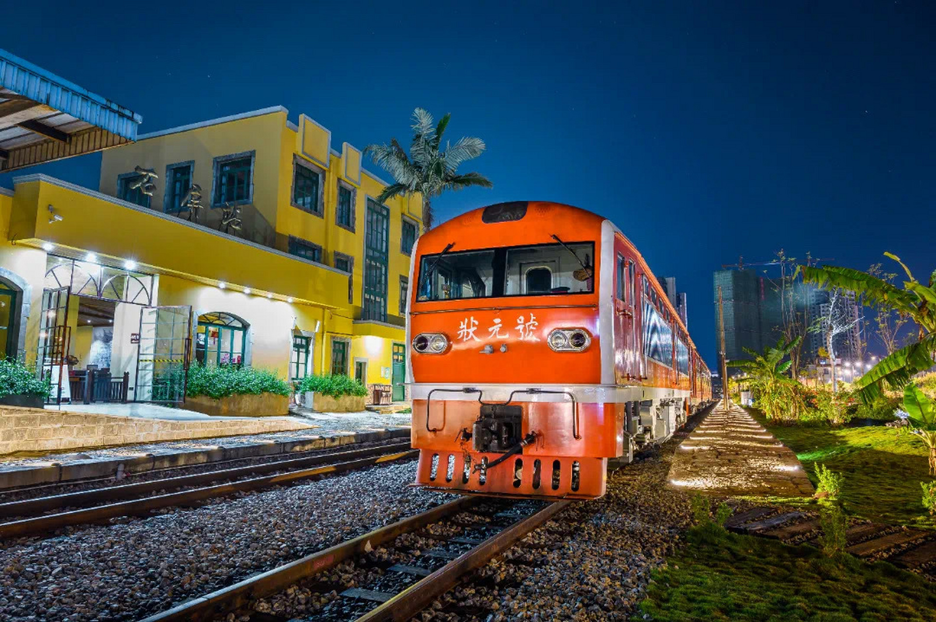 米轨系乡愁"小火车发车仪式在石屏举行】石屏建水米轨小火车正式发车