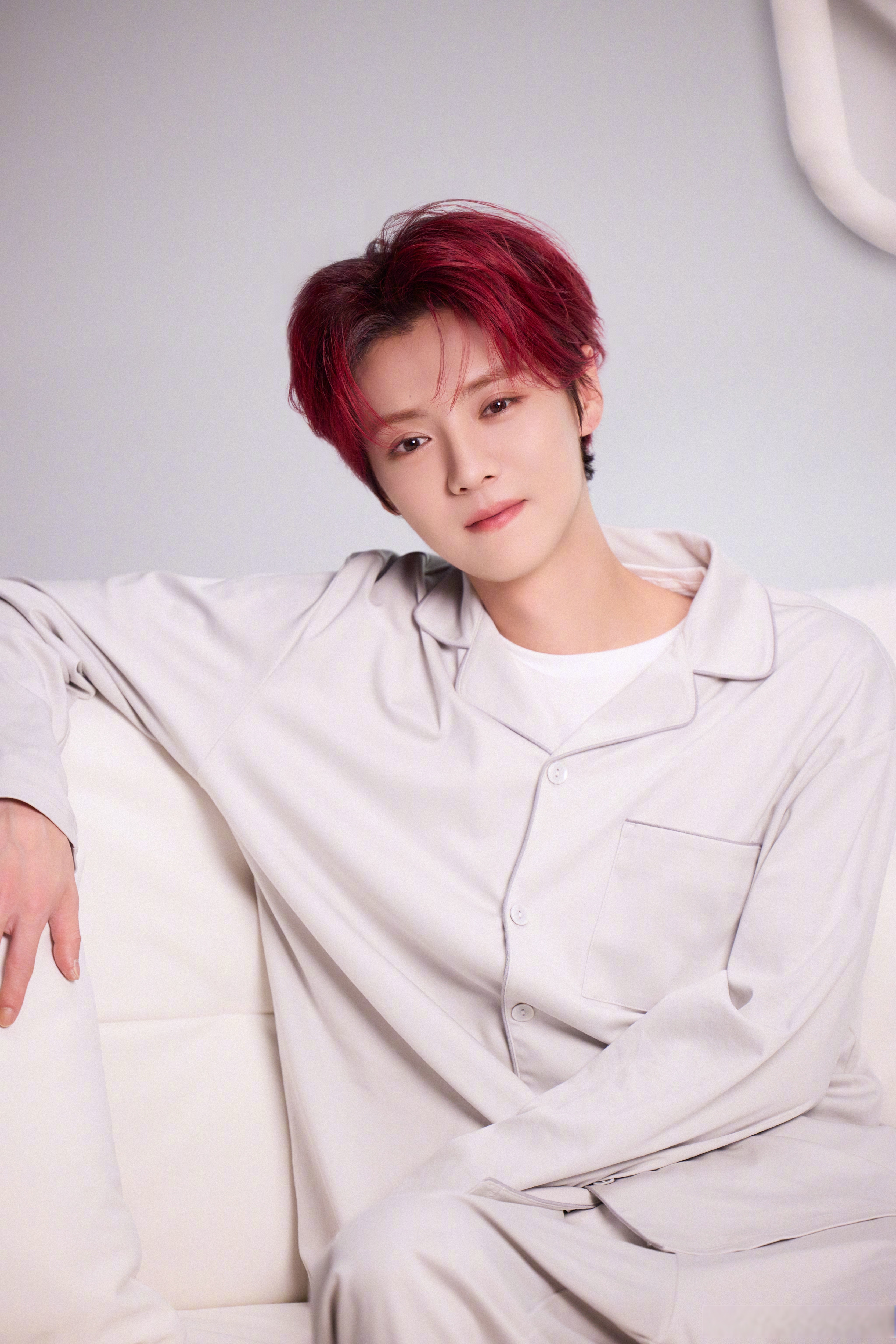 鹿晗分享一组鹿晗工作花絮现场照,和#全世界最帅的老板#一起迎接新的