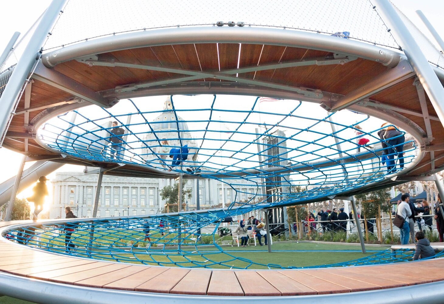 公共艺术 - 市政中心游乐场 设计焦点是三个富有表现力的游乐设施