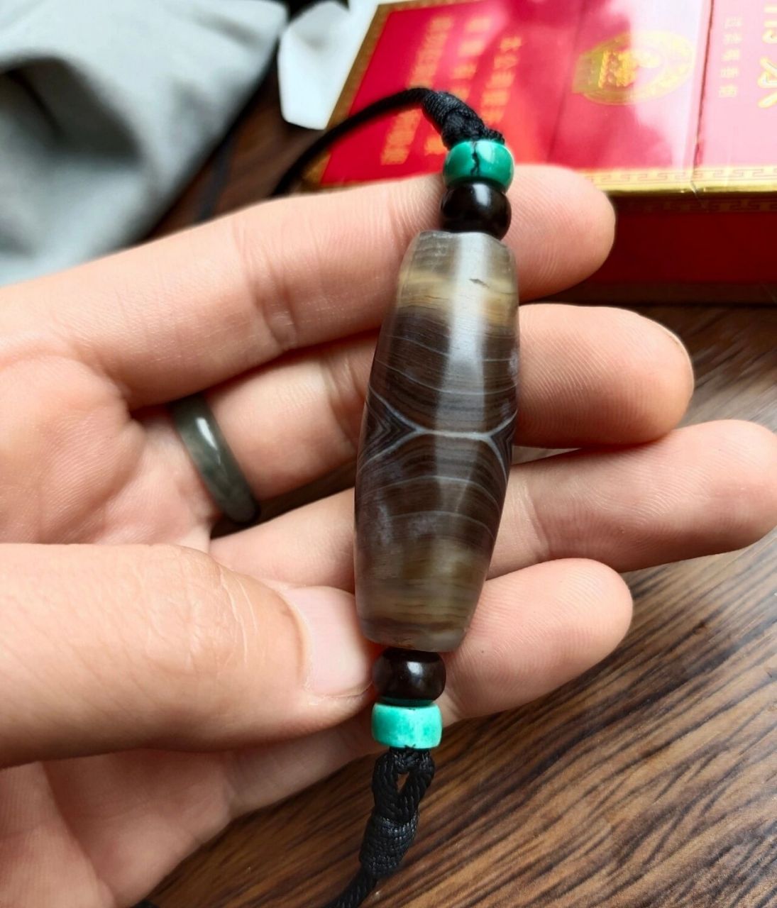 千年缠丝玛瑙 藏传老缠丝玛瑙佛眼天珠,尺寸巨大对孔44 ,黑财神眼.
