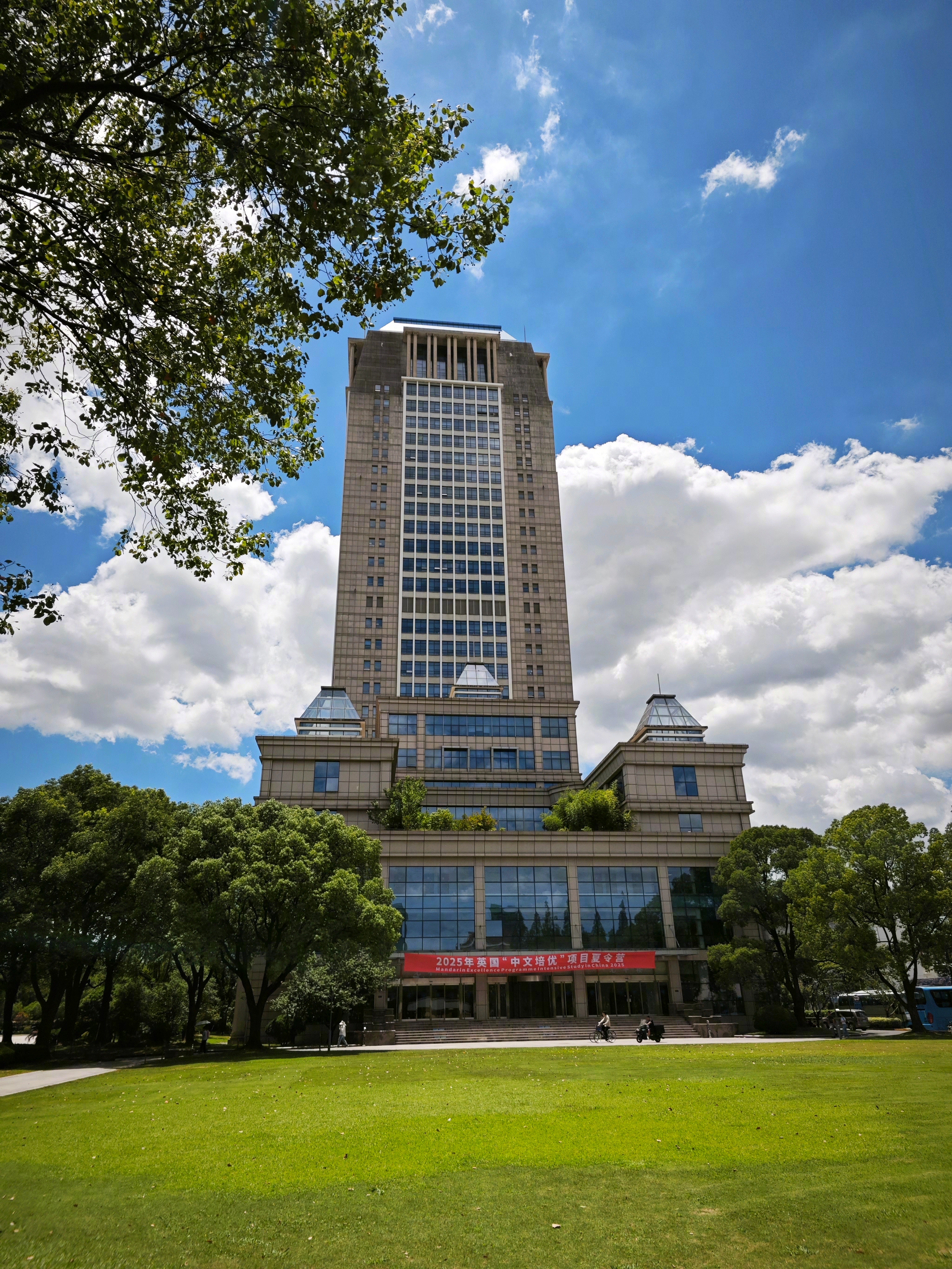 有的还是从厦门和成都等远方赶来