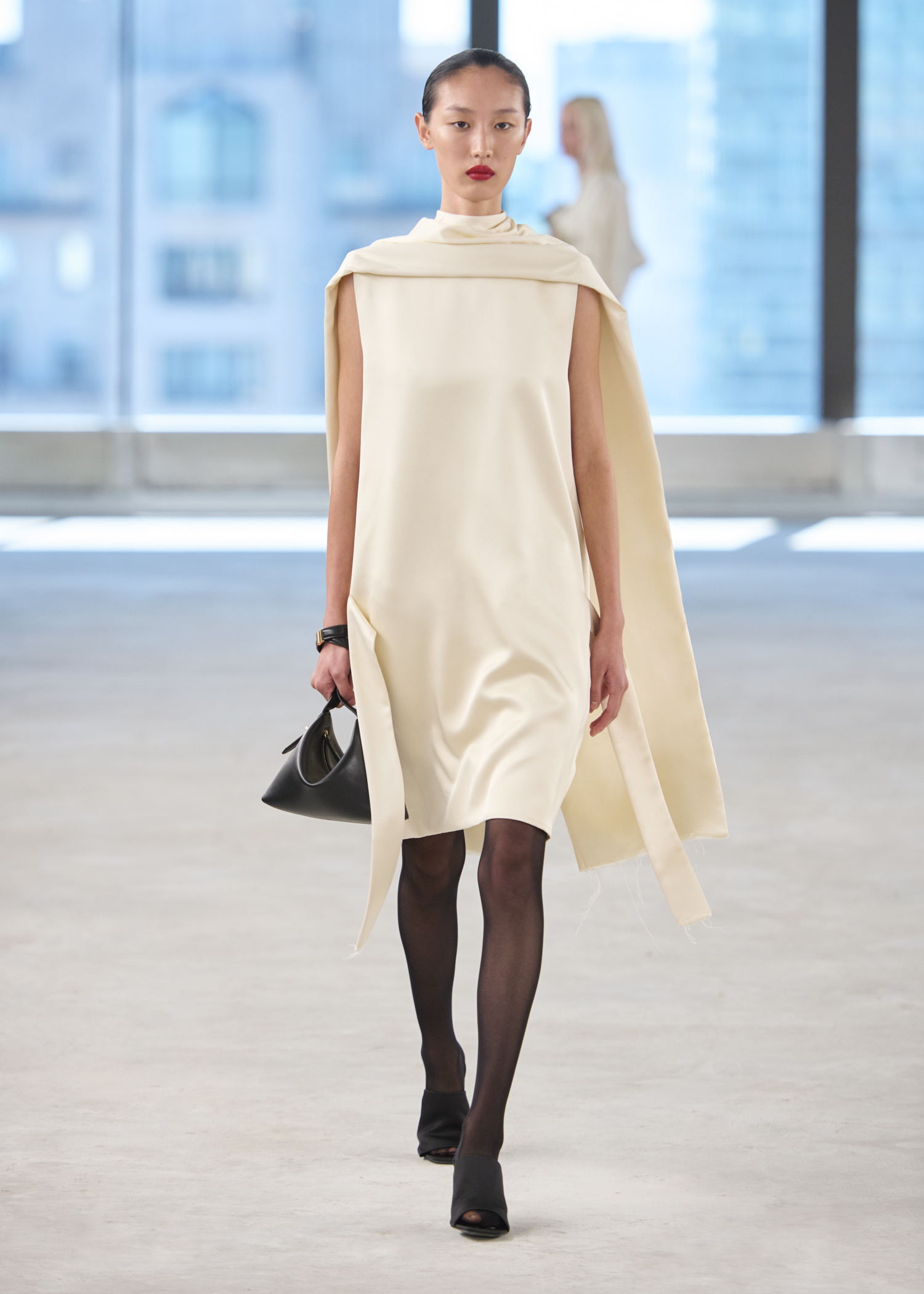 cocoon围巾连衣裙通过独特的垂坠茧形廓形搭配高领设