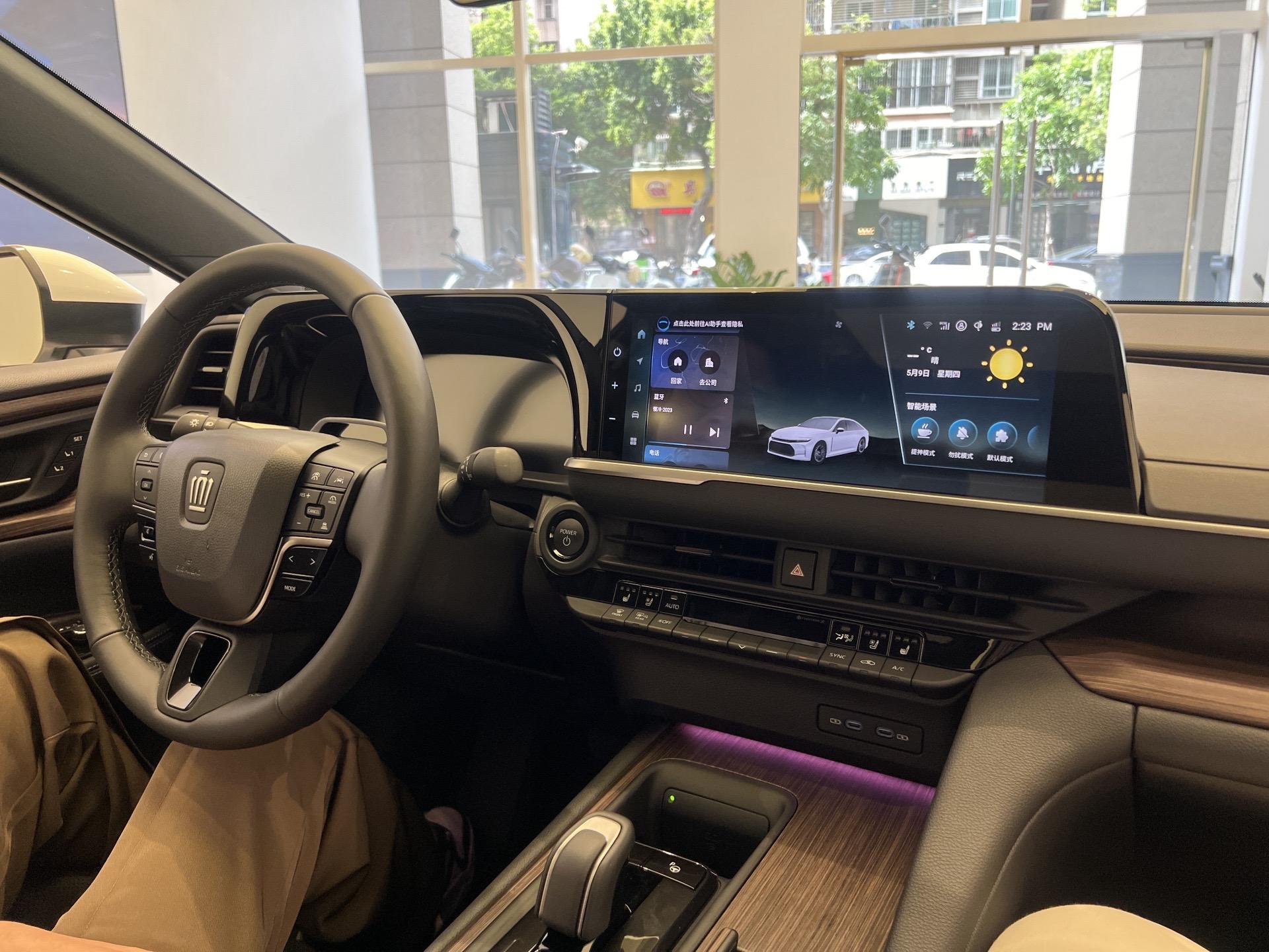 时隔二十余载再次引进国内的纯进口皇冠,汕头合众皇冠展厅从北京车展