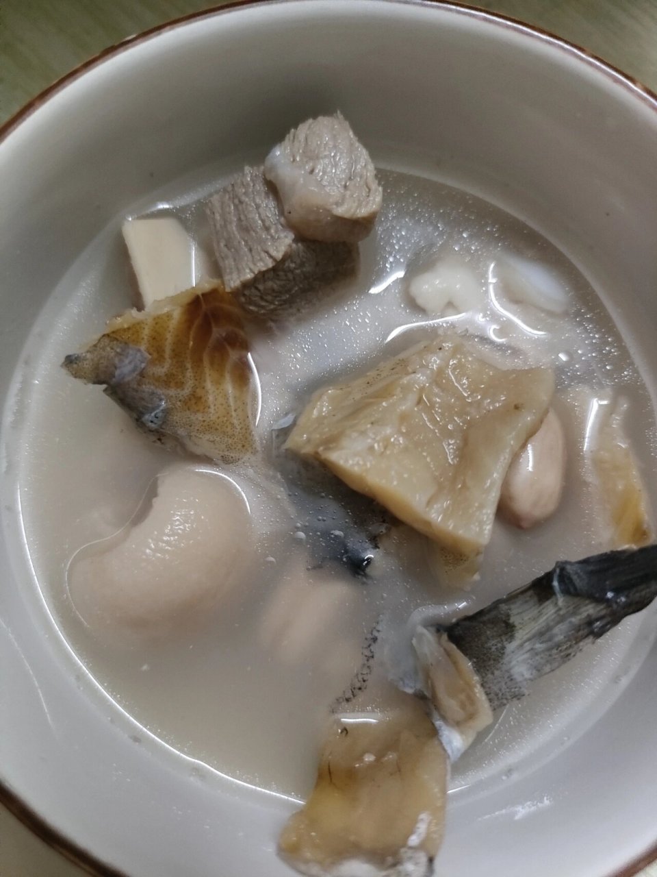 柴鱼花生猪脚汤 这个汤也超好喝的美容养颜还丰胸做起来也很简单,快来