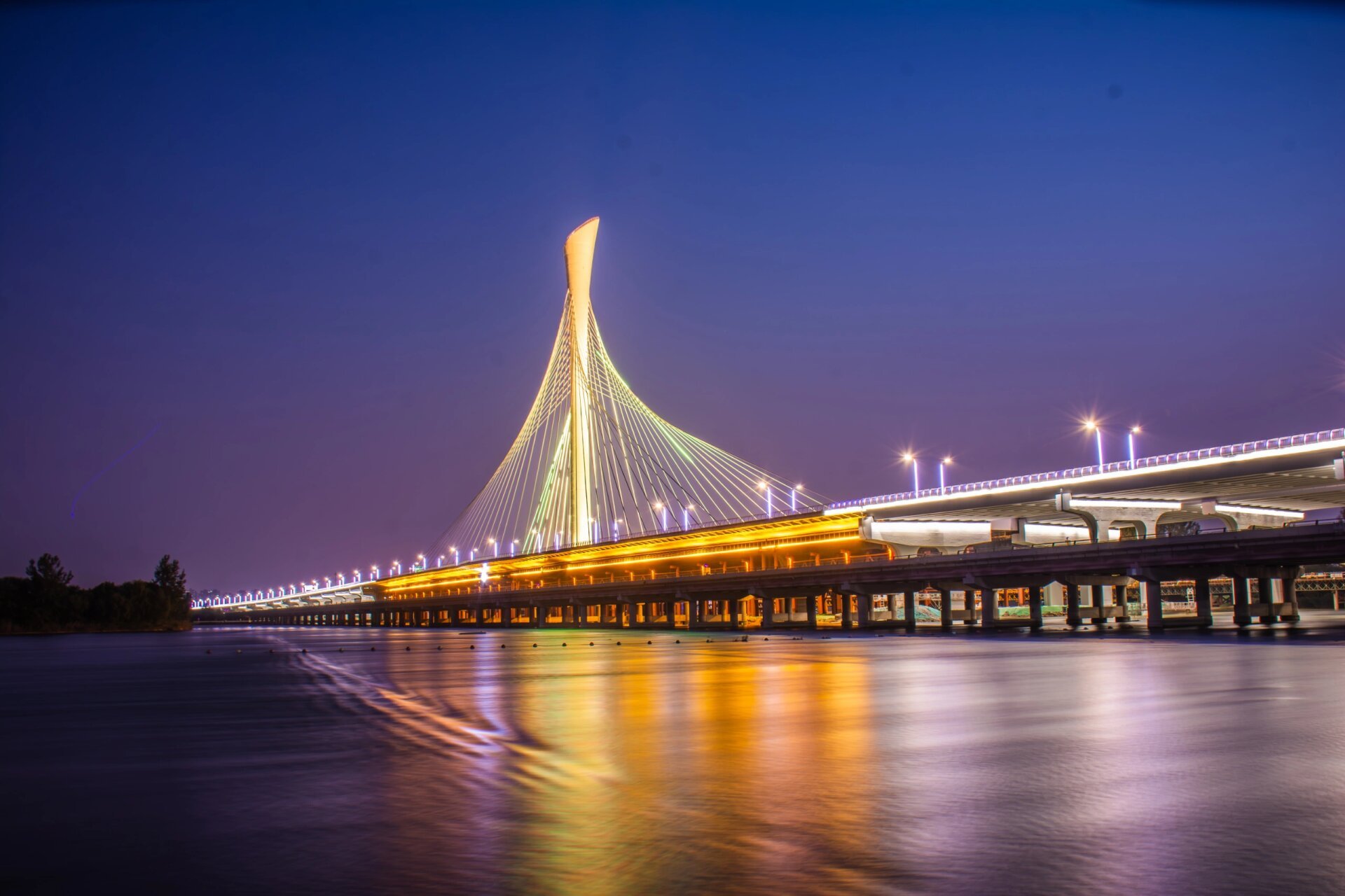 石家庄新地标-滹沱河大桥 夕阳西下,倒影在河面之上,如同一幅天然的