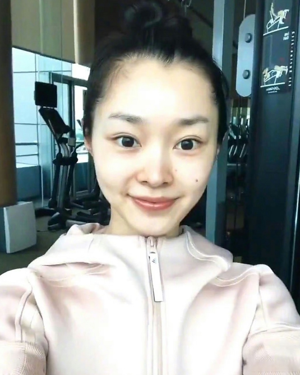宋轶的素颜真的是非常素啊,但是她的皮肤状态却是相当不错的呢!