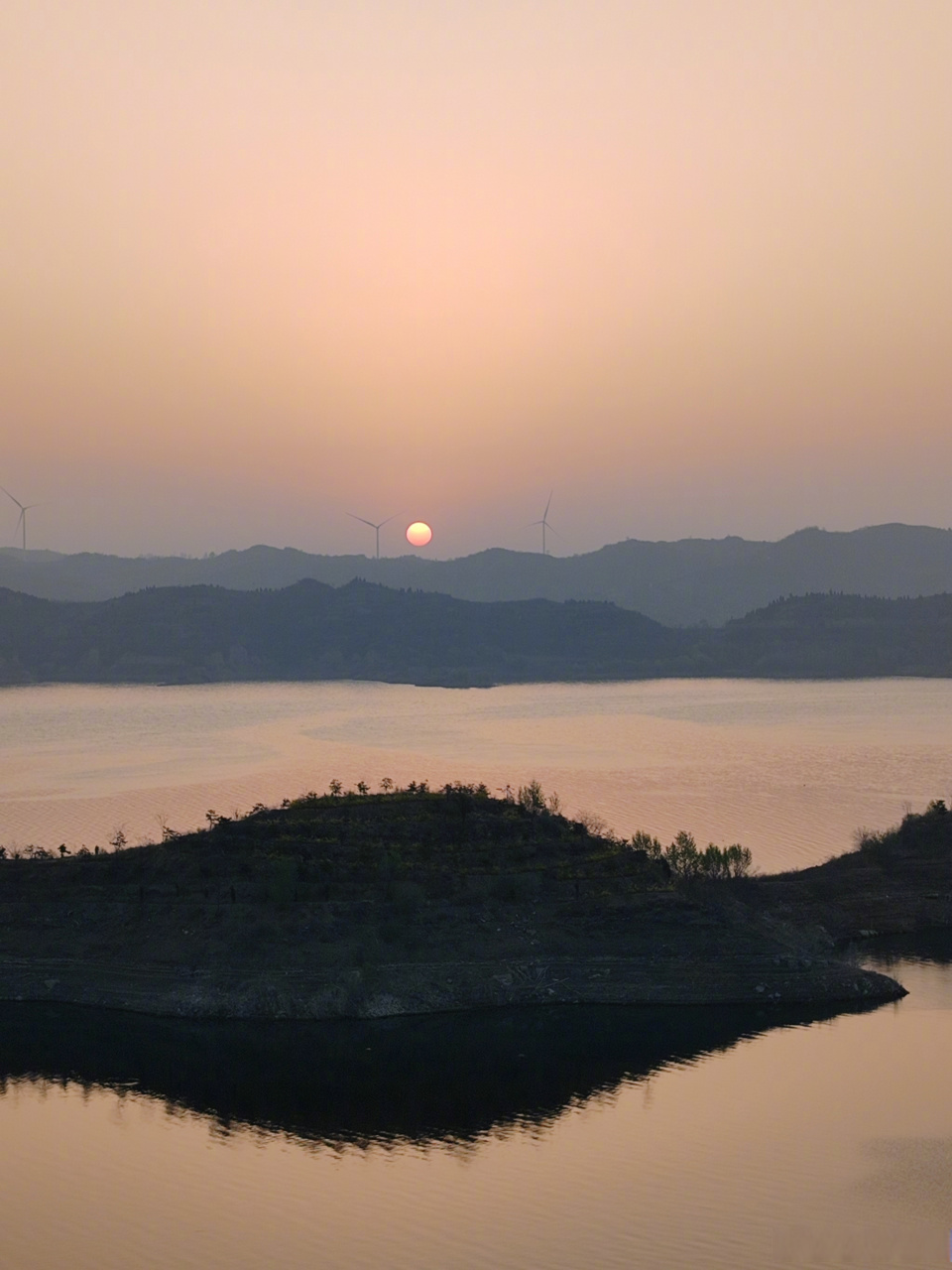 【#黄河日出美成壁纸# 】近日,河南新安,一轮红日冉冉升起,阳光洒落在