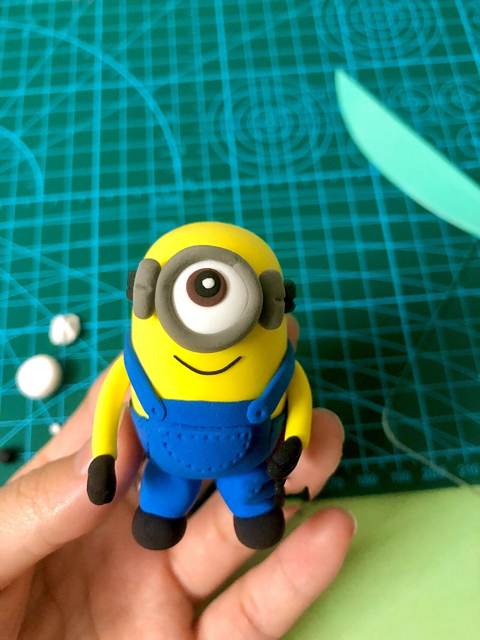 超轻粘土|小黄人来啦 粘土新手,捏完总是有皱皱巴巴的 但是不妨碍我