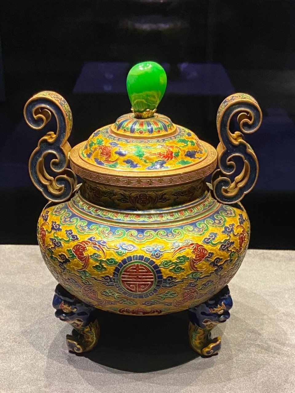 錾胎珐琅金鼎 清乾隆 广州工匠制作,双耳作云花式,腹底钤"乾隆年制"四