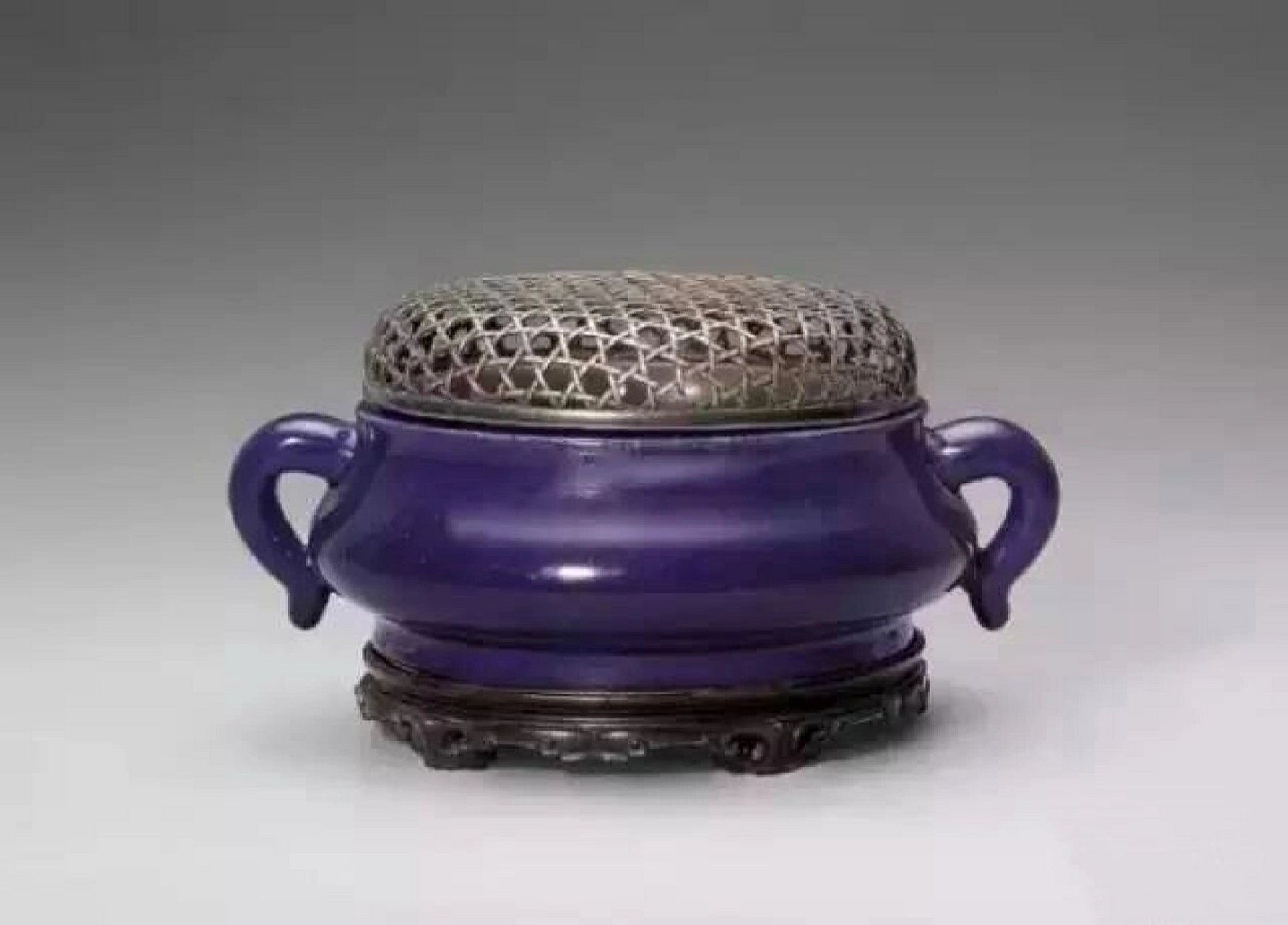 清三代茄皮紫釉瓷器 1,清乾隆 茄皮紫釉梅瓶 2,清康熙 茄皮紫釉香炉 3