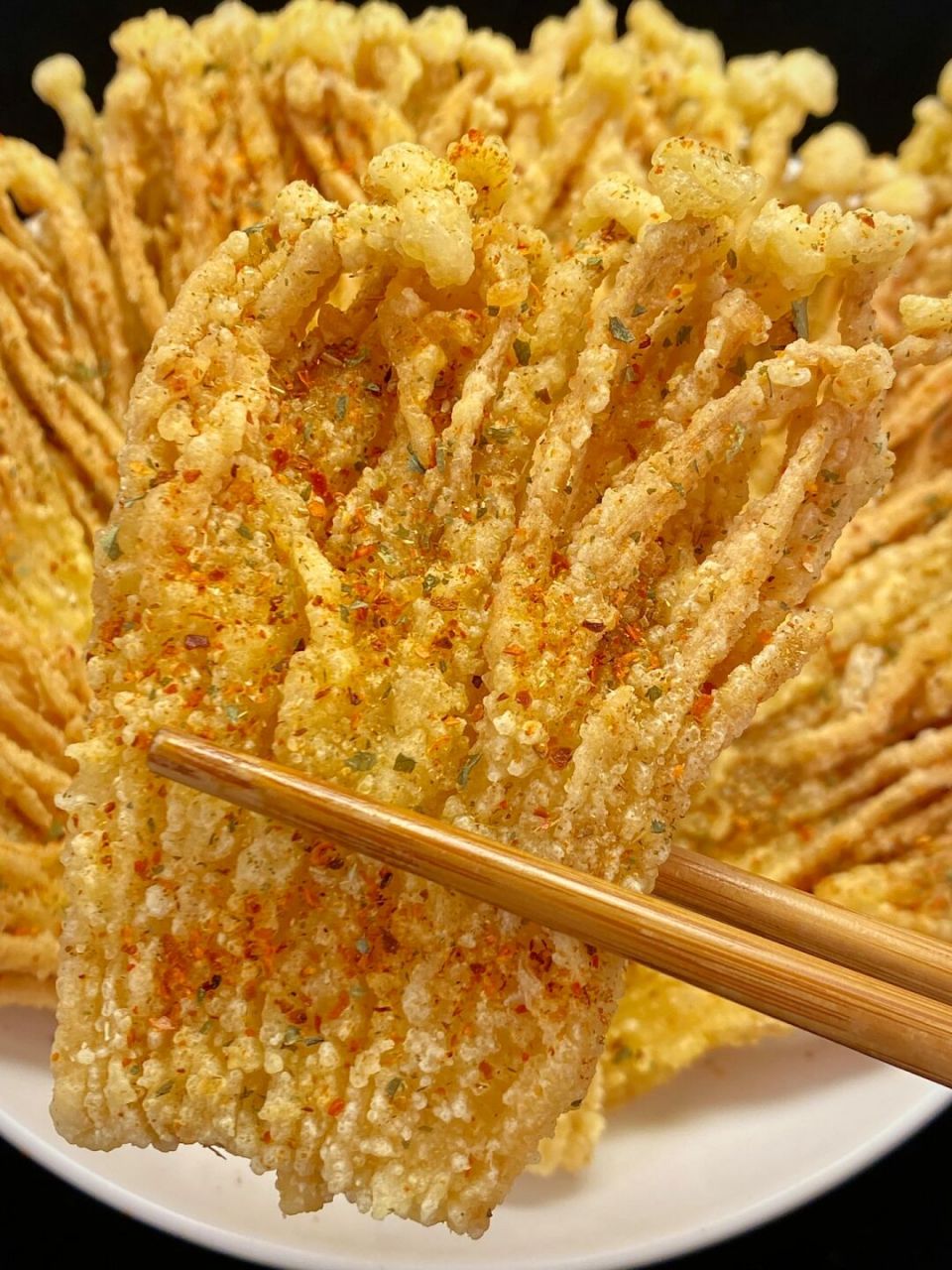 酥脆的炸金针菇一出锅就炫到我了,巨好吃!