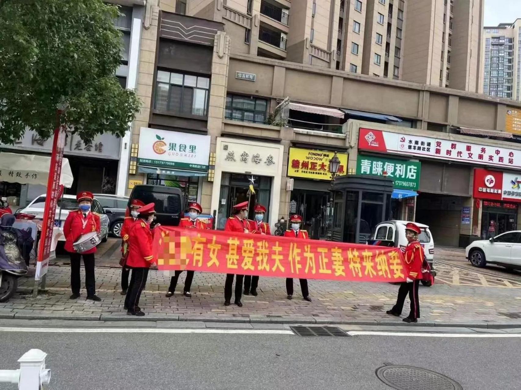 现在的女人越来越克制了,直接给小三送锦旗,虽说不雅,但总比扯头发脱