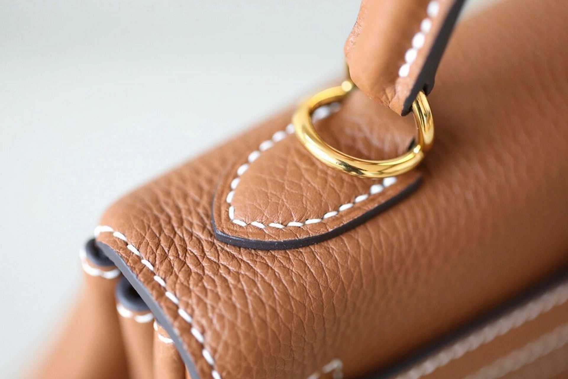 hermes爱马仕kelly25金棕金扣togo皮 金棕介于全黑全白和艳丽的颜色