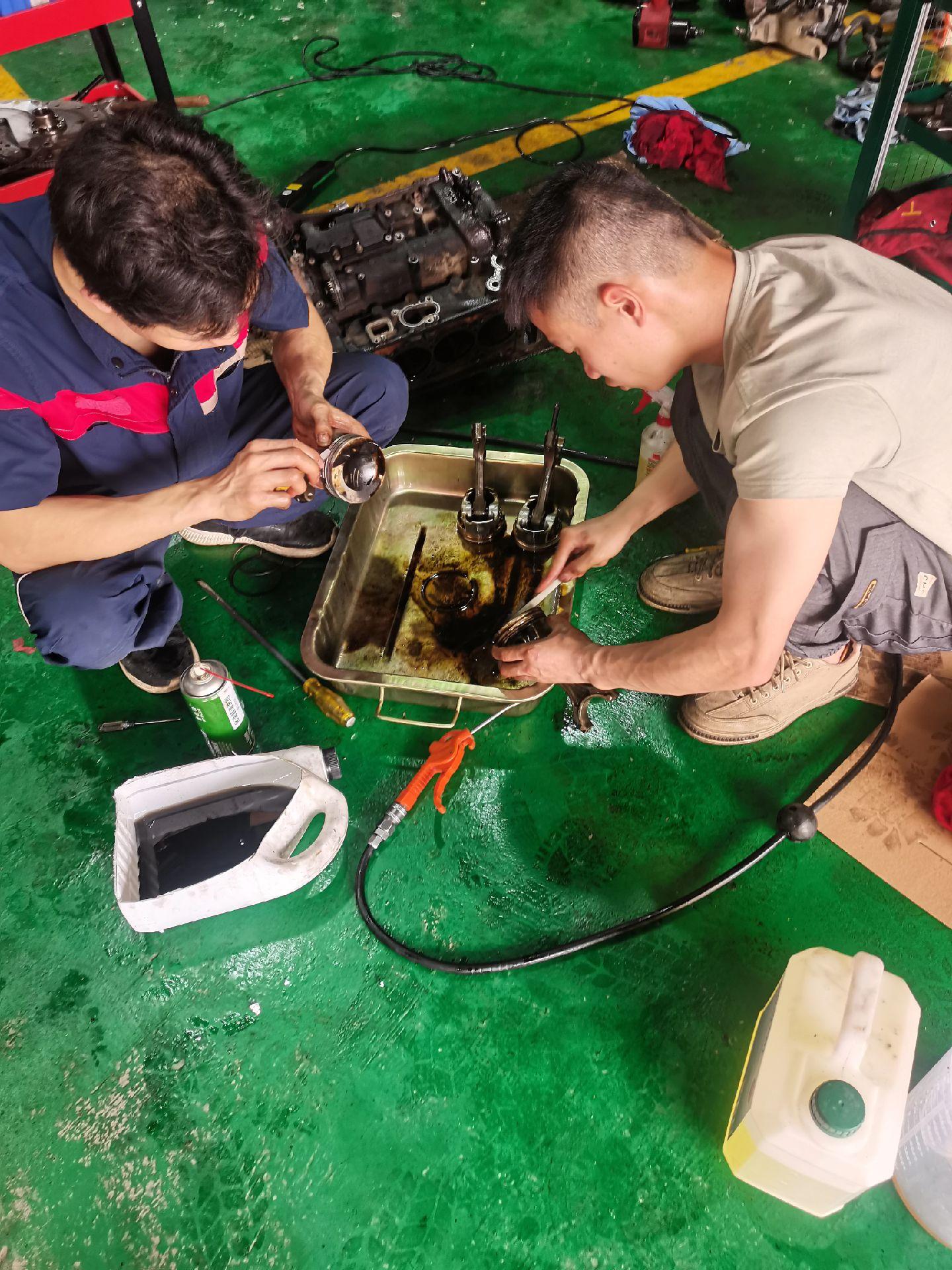 烧机油罪魁祸首还是因为积碳过多导致,所以要给发动机定期清理积碳!