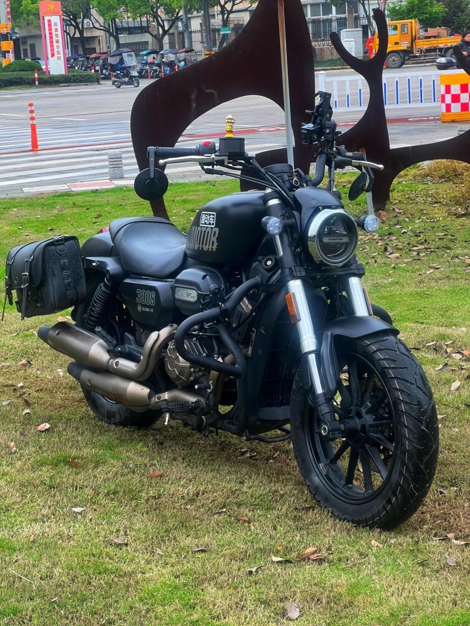 钱江闪300摩托车复古巡航