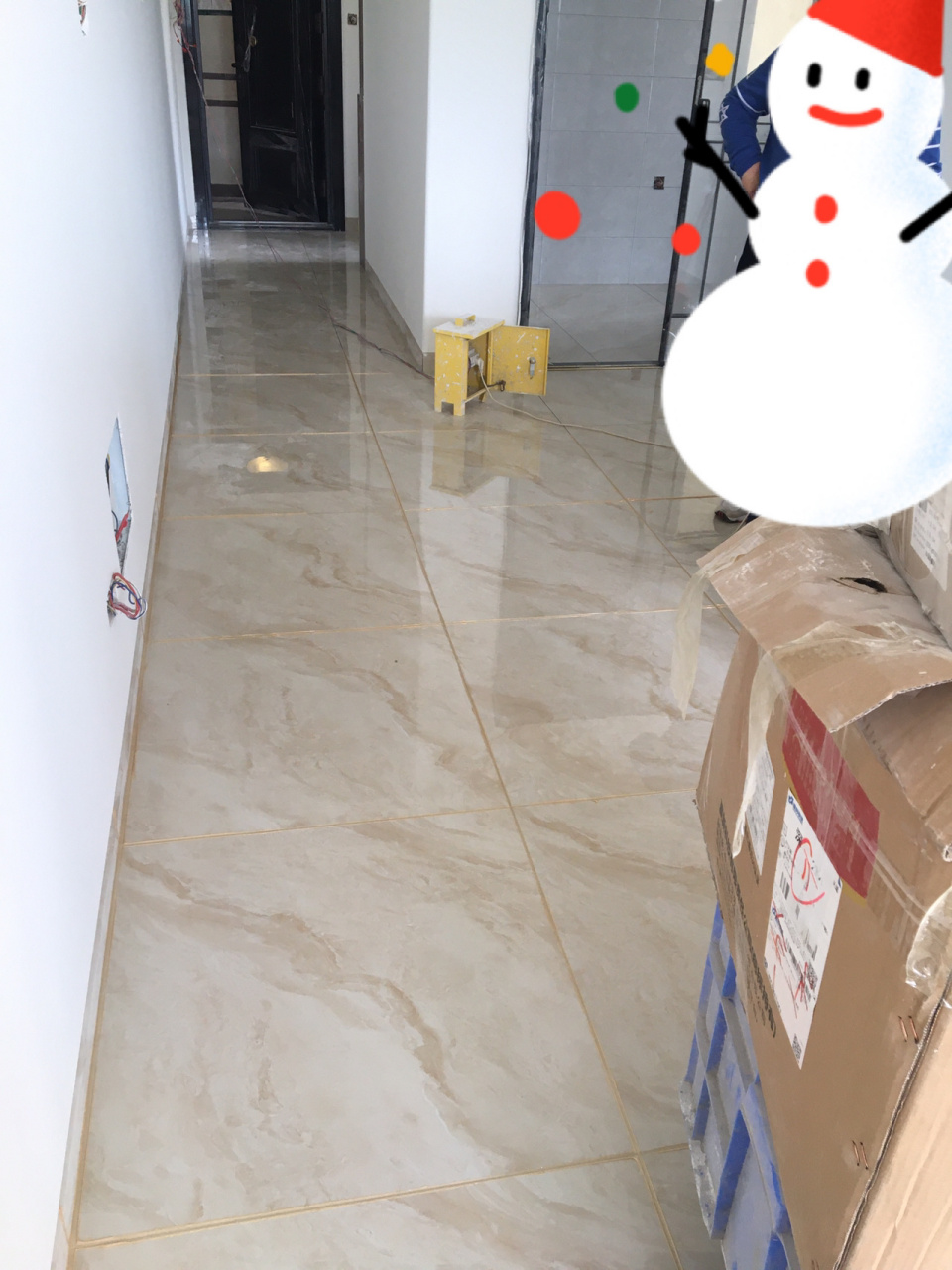 瓷砖通铺的样子了～美缝剂选了德高的象牙金,希望最后的效果出来是