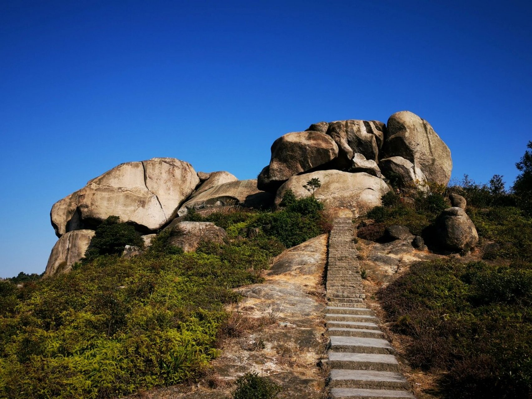 金乡云台山 云台山在苍南县金乡镇东南方,山的最高峰呈平台形状,晨晚