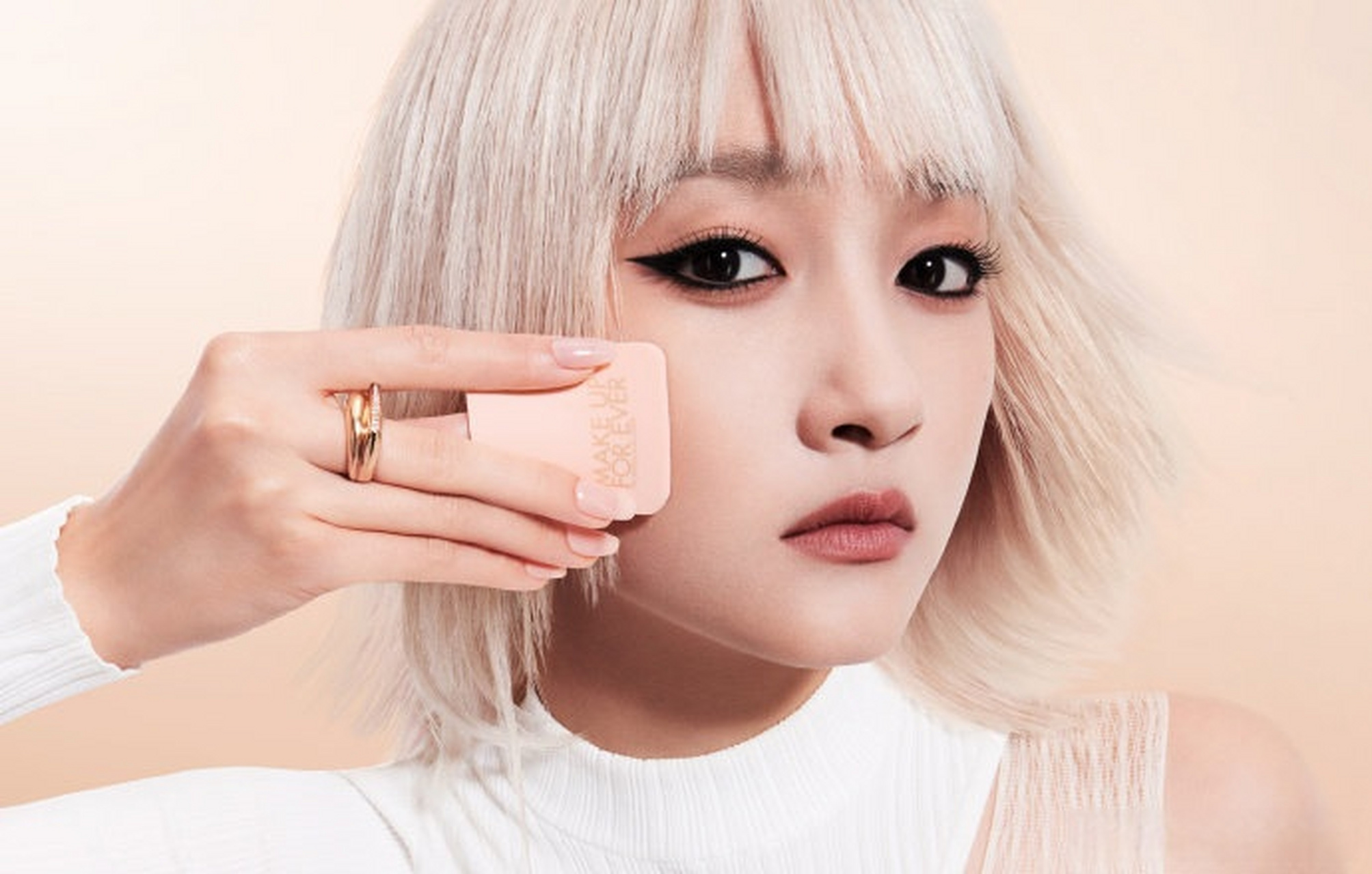 关晓彤银发#关晓彤银色短发的样子也太好看了吧,这造型有一说一像