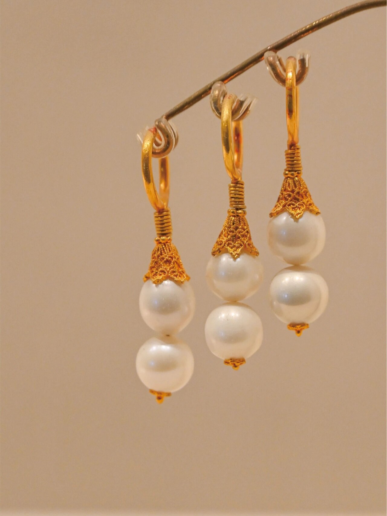 皇后向华妃炫耀的东珠耳环,这套上用了12颗 清·金镶珍珠耳环 每个环