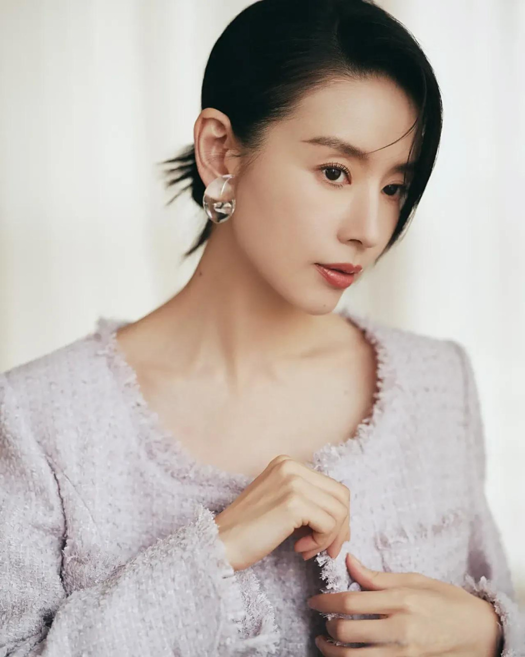 看了她的近照,很多网友纷纷留言感叹道:43岁的董洁这五官越来越精致了