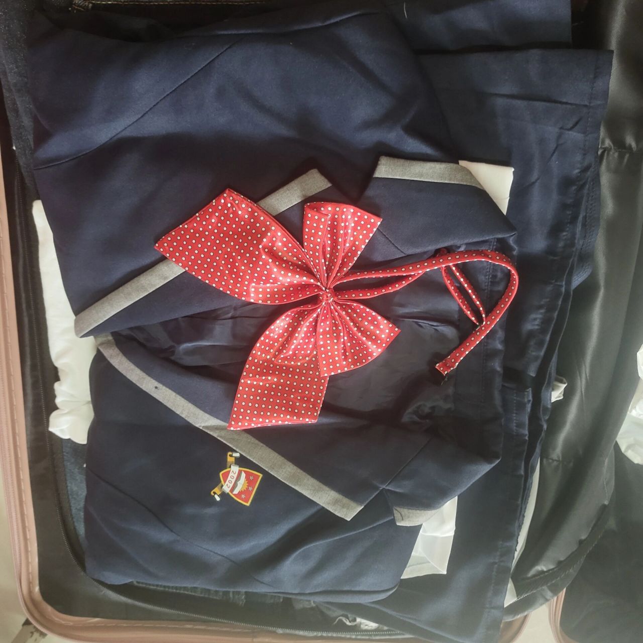 商丘学院全新校服 谁要全新商丘学院校服哇  女校服 包括白衬衫,西装