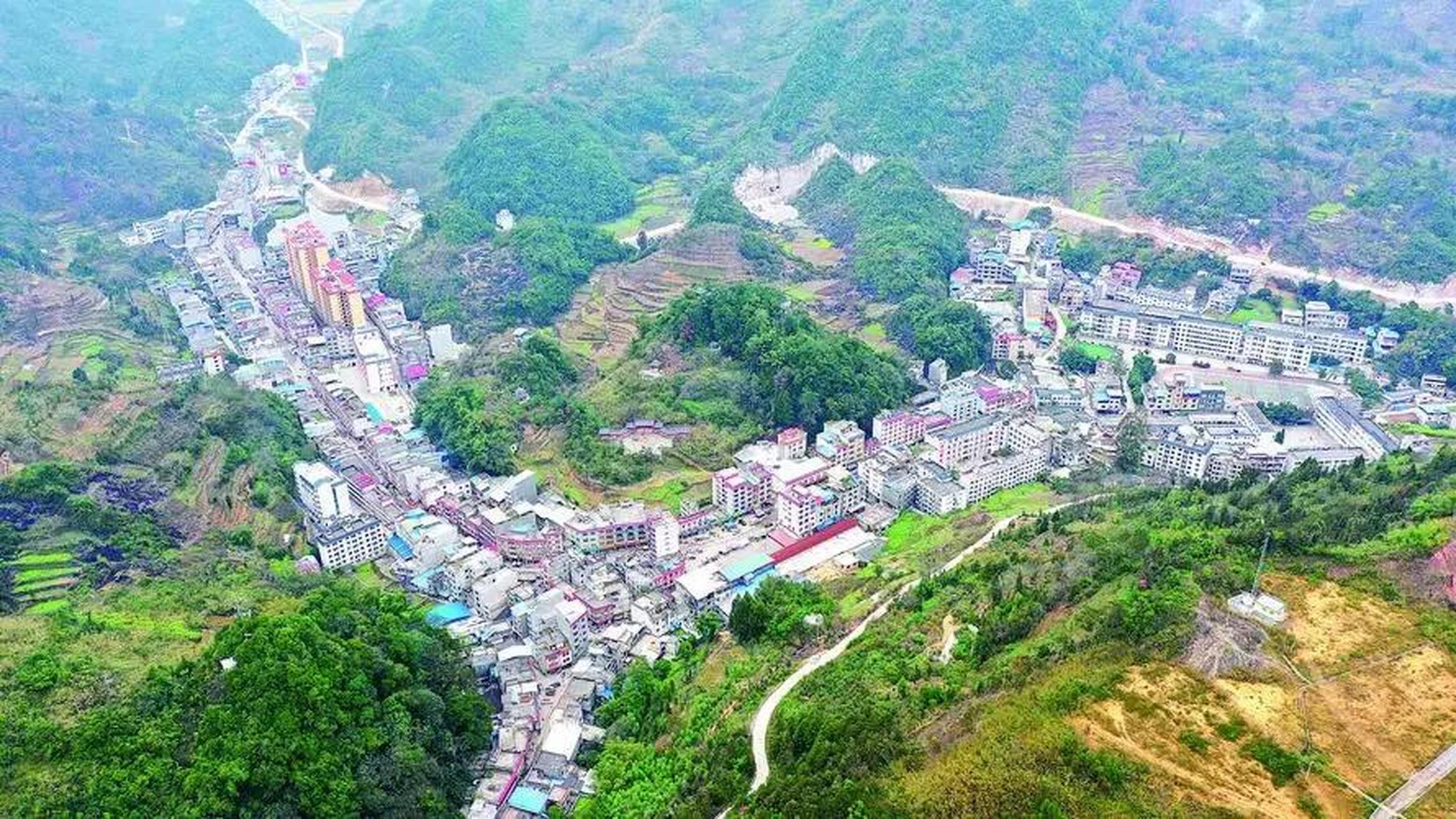 逻楼镇,凌云县辖镇.位于县境东部.驻地在县人民政府驻地东南26千米处.