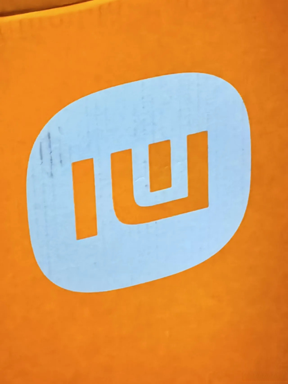 无意间的重大发现,小米logo不仅是mi的字母,倒过来看尽然是心!