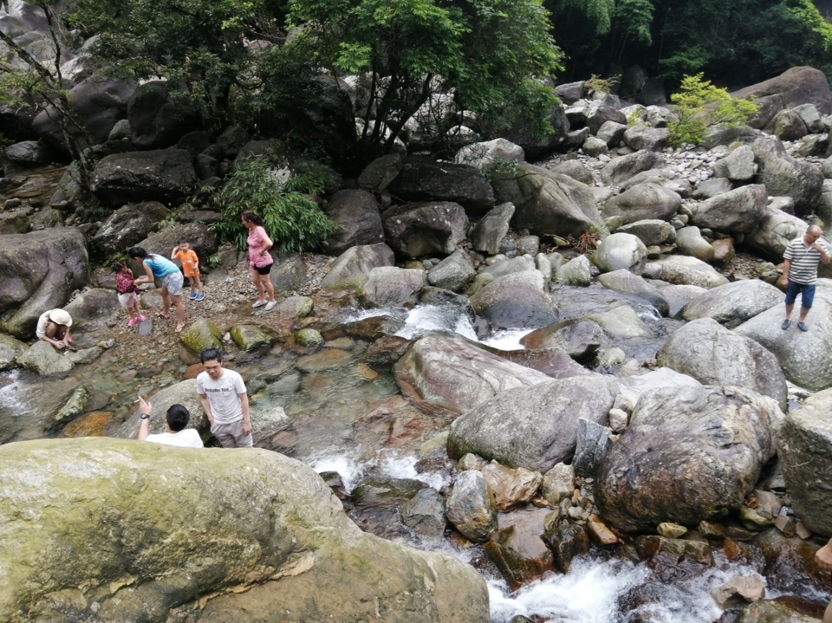 夏天玩水推荐天然游泳池 导航:韶关市樟市芦溪天池山庄 韶关市区出发