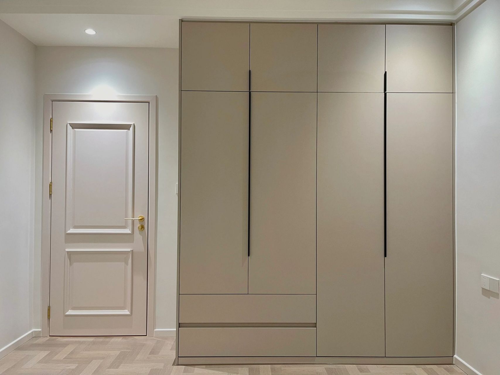 实用主义者的奶茶色衣柜终于做好啦 在经历了漫长的量尺,出图,修改