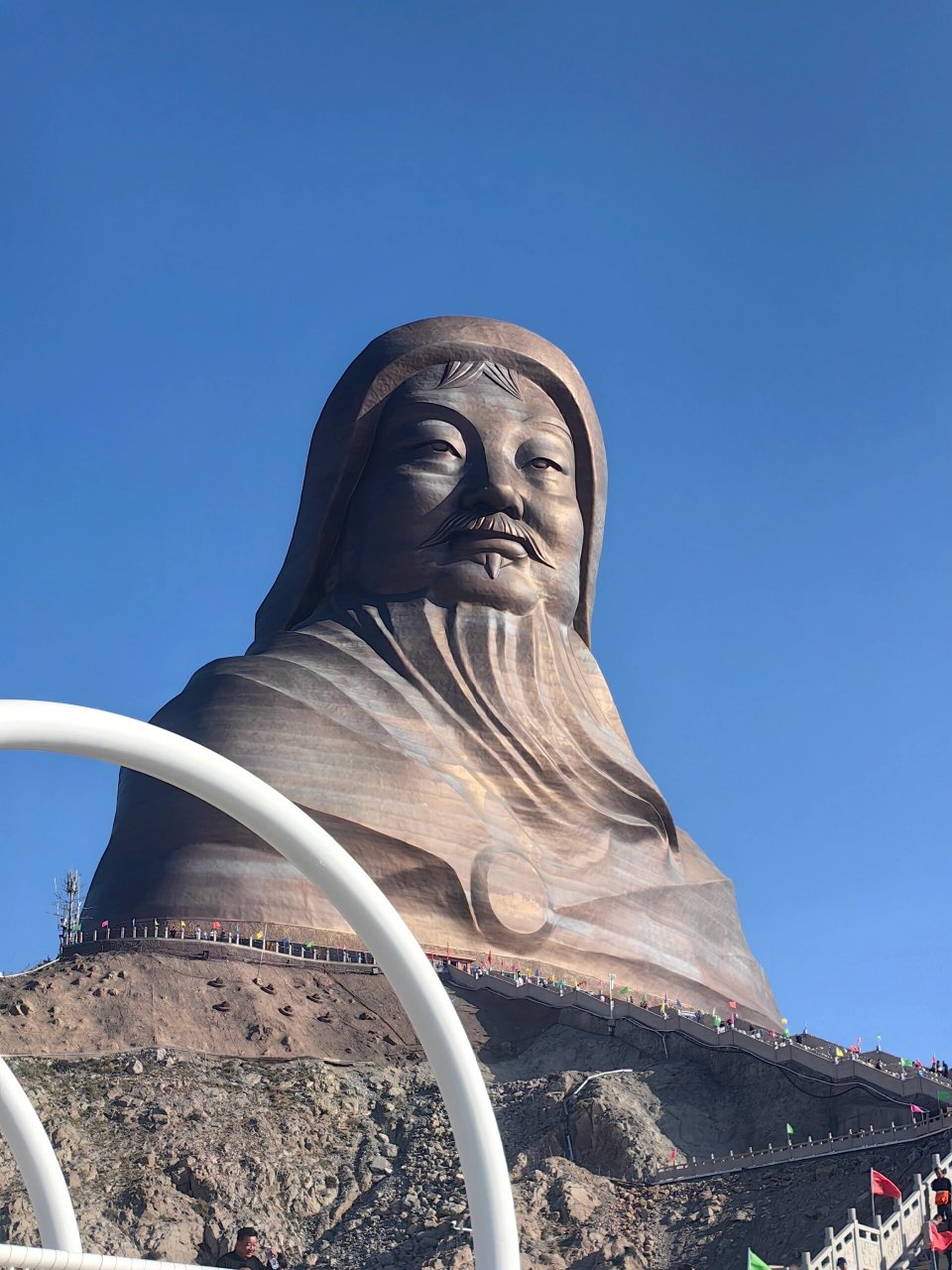 你也去看成吉思汗雕像了吗 乌海市区很多地方一抬头就可以看到这个成