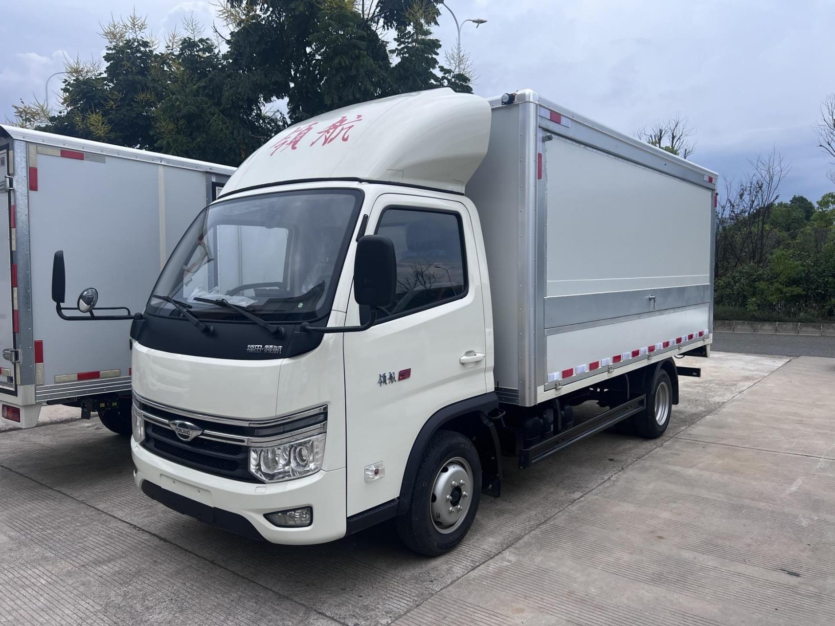 福田领航s1单排4米2汽油翼展车,地摊售货车