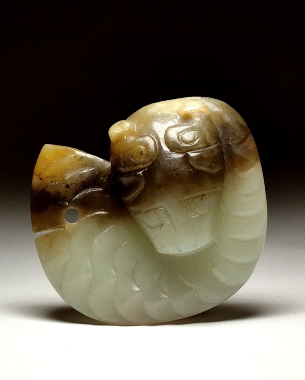 商代白玉龙 商代玉龙宽4.6厘米白玉,细腻,褐色沁斑,极温润,包浆厚重.