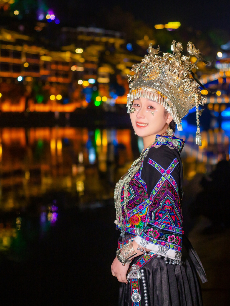 到凤凰古城 做一日小城姑娘 77 93夜晚的晚风在吹动 吊脚楼上的灯