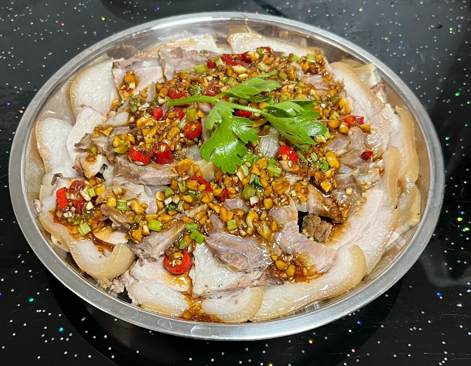 蒜蓉白切肘子肉 主材:肘子肉 做法: 1,肘子肉小焯水,然後放鍋裡煮一