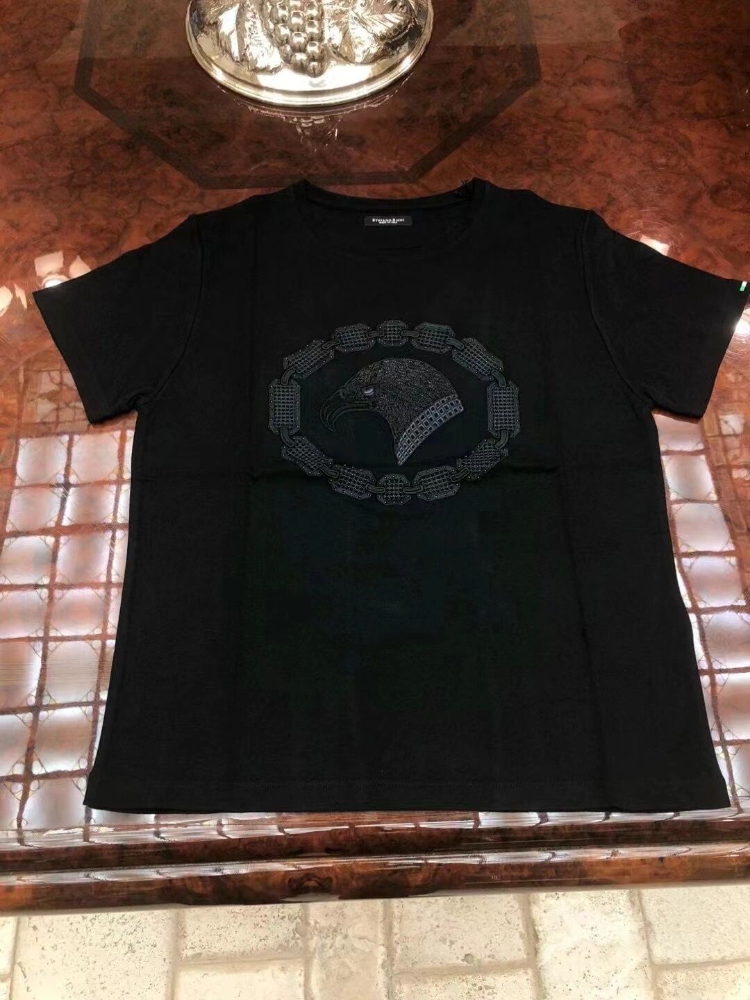 史蒂芬新款短袖t恤 史蒂芬新款短袖t恤来了,带着细闪环绕整个图标,让