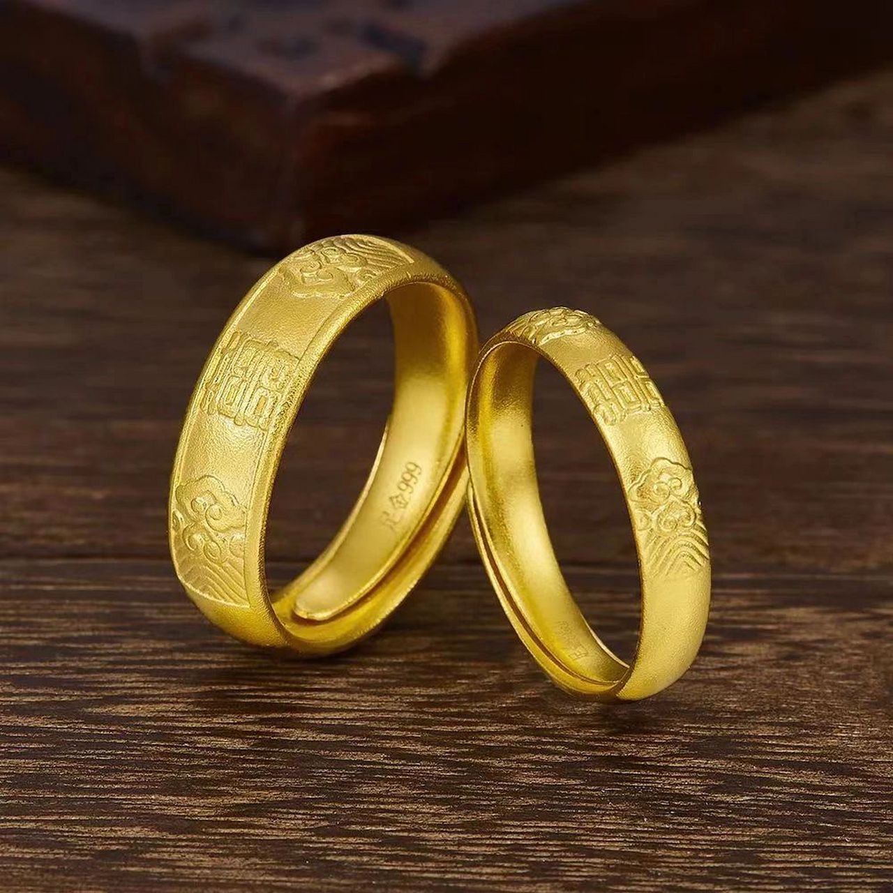 有这些钢印的都是"假黄金" 正常足金首饰的钢印都是"au"或者"足金",而