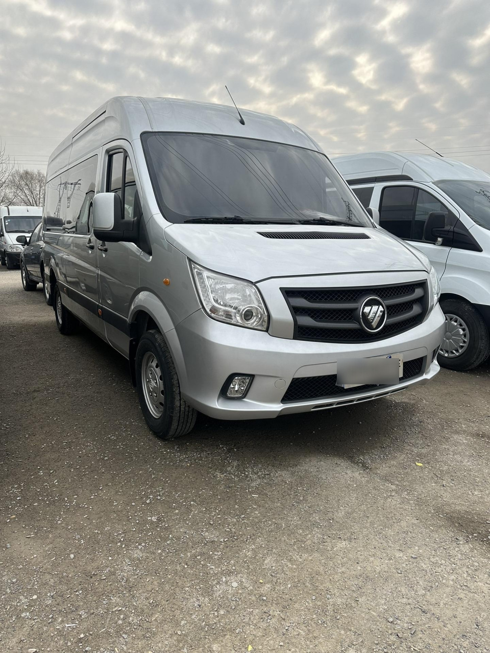 新到五米九九加长图雅诺 柴油七座 国六 2.0t 车况精品