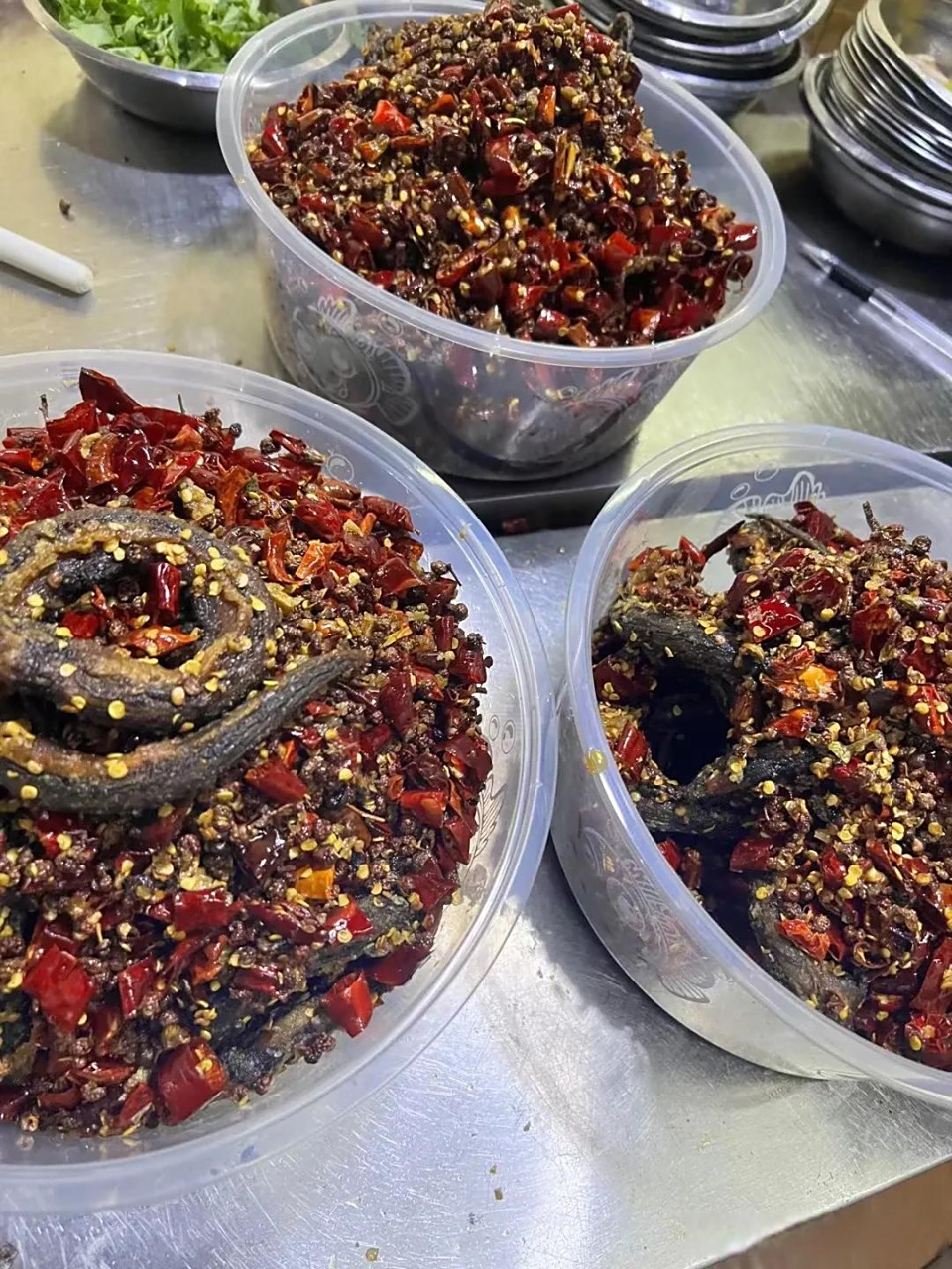 这道菜是我们当地的一道特色菜,名字叫手撕盘龙鳝,不开膛破肚,清洗