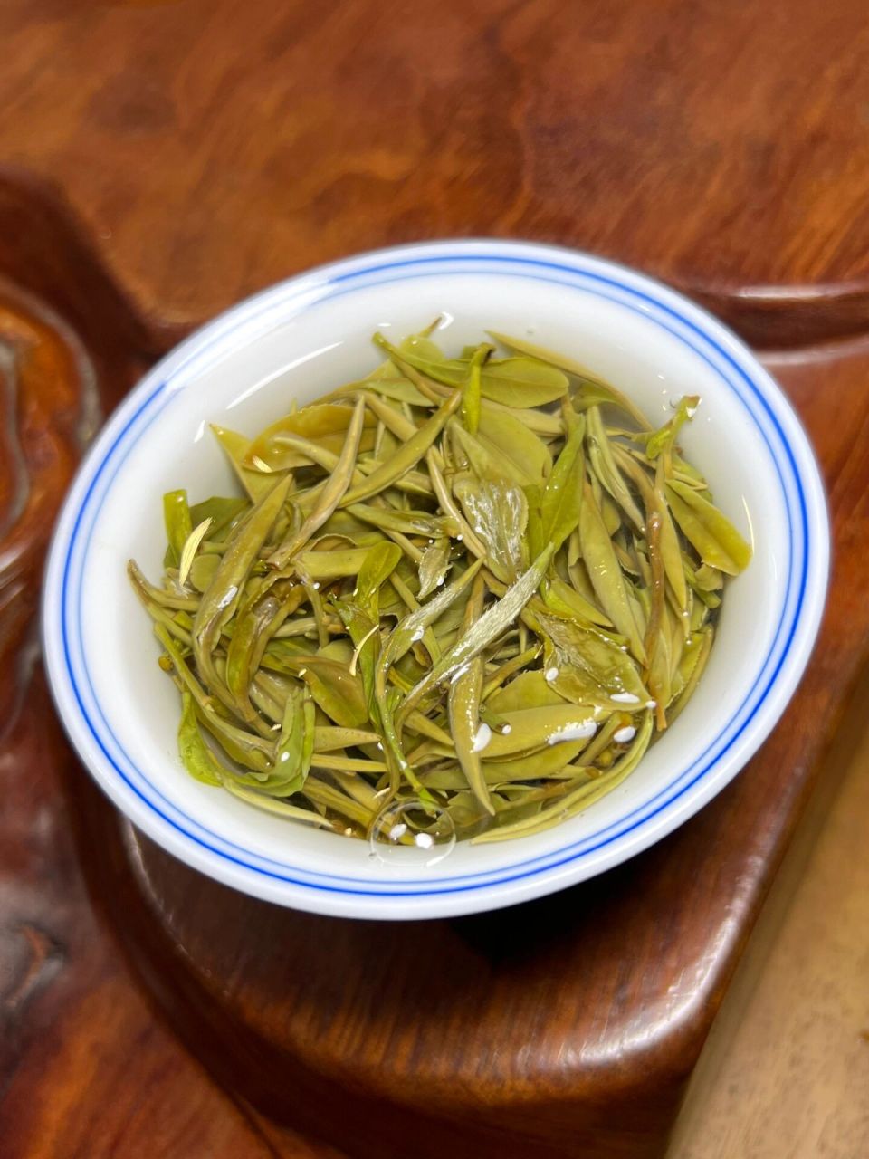 相信大家都会发现,在某些茶类的表面上,会覆盖着一层浓密的"毛毛".