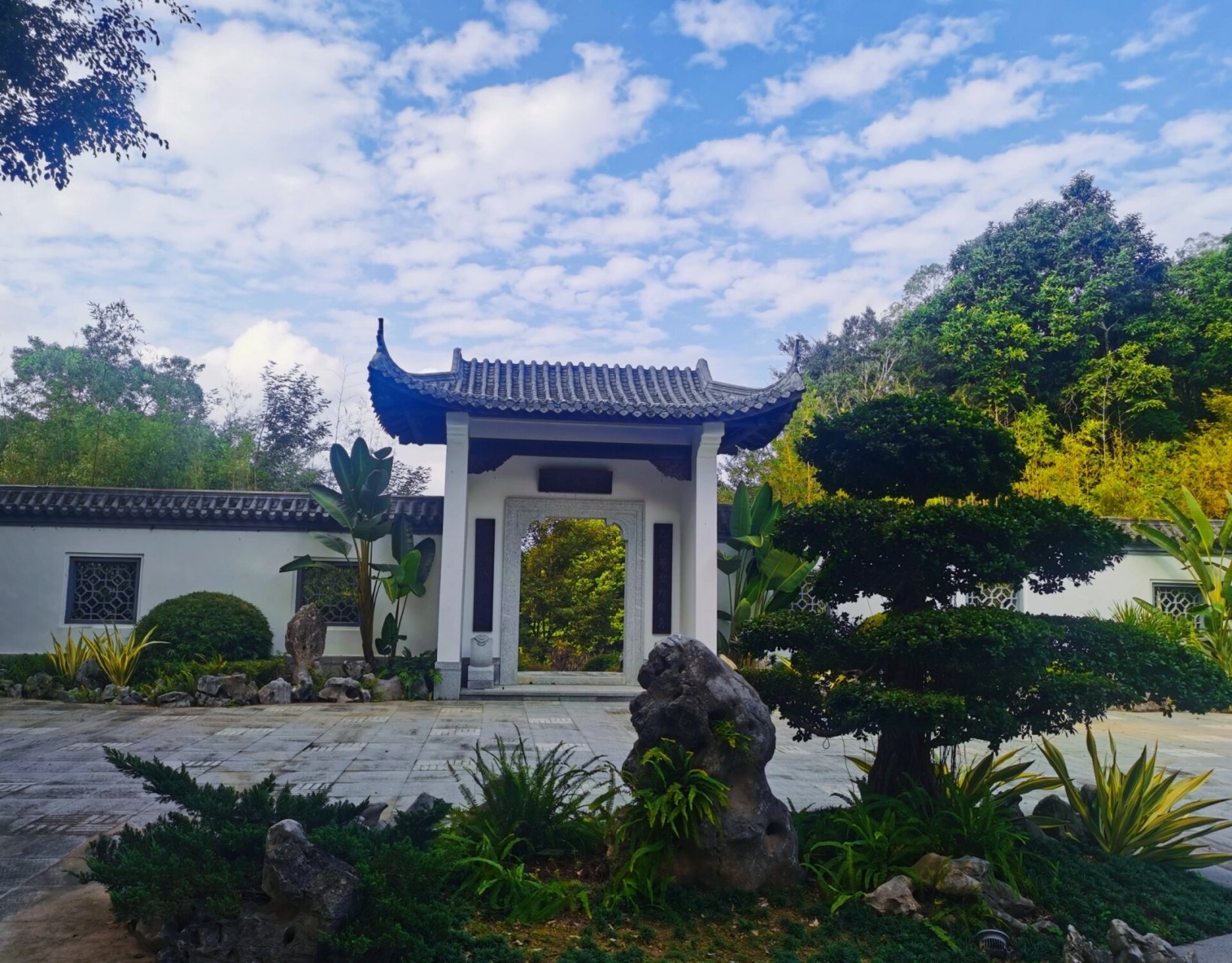 绿岛山庄半日游 绿岛山庄位于饶平县,距离市区三十多公里的车程.