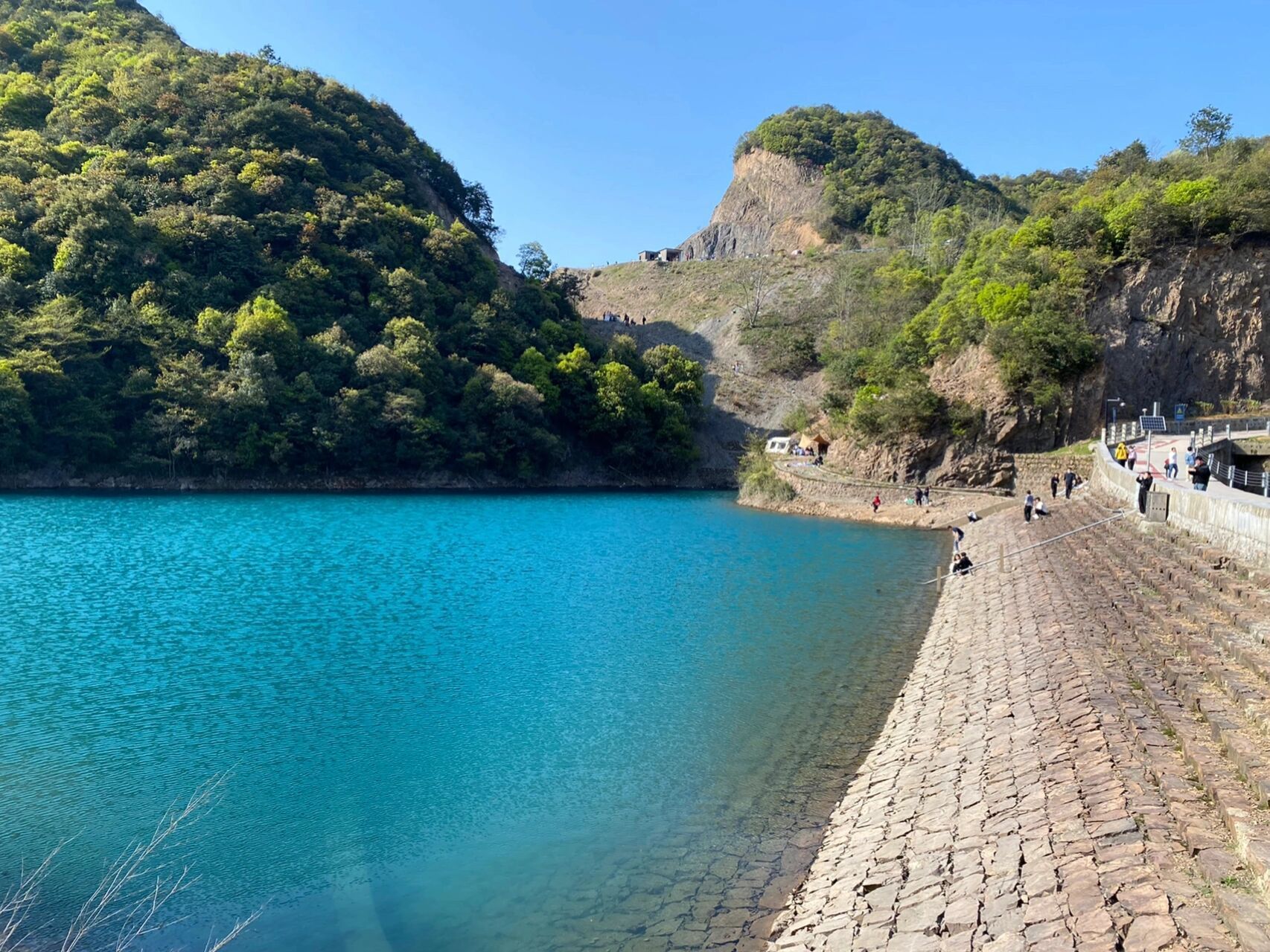 五峰岭|绍兴的稻城亚丁 去年火起来的小众景点,水的颜色是湖蓝色,在