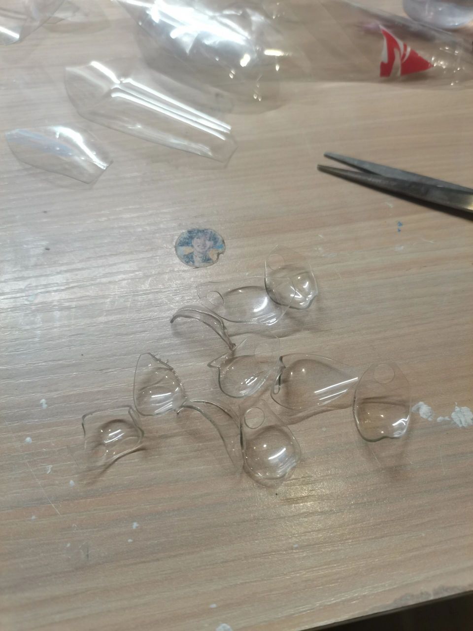 找几个塑料瓶洗干净,用可乐瓶比较方便,剪出片片形状 2,用打火机烧