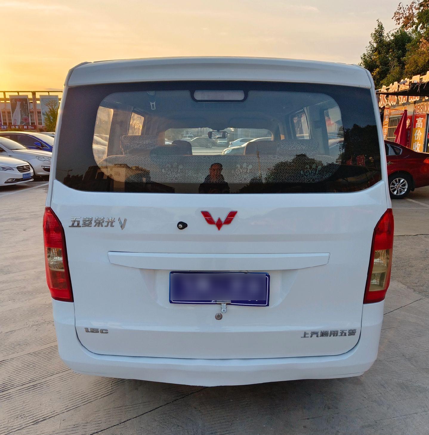 五菱荣光v七座商务车