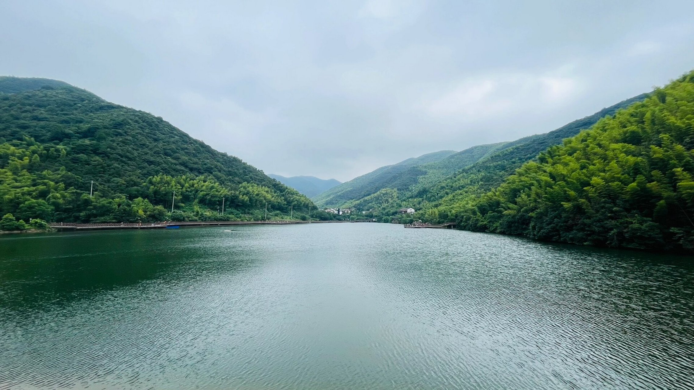 长兴游:霸王湖 霸王湖即顾渚水库,四面环山,山坳里的一个水库.