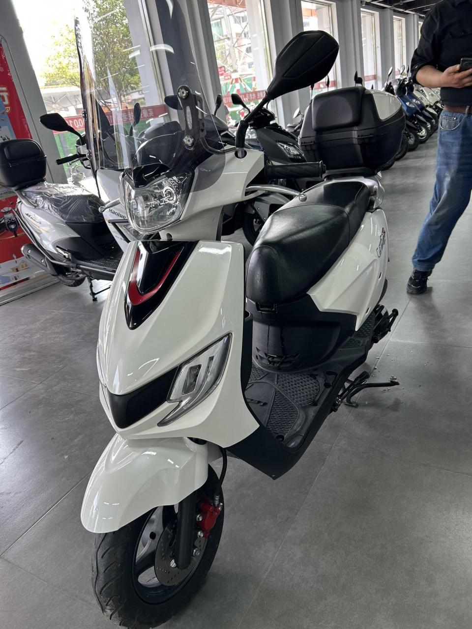 两台都是两年多外观都是9.5成新的小踏板,铃木小海豚110,豪爵vf125